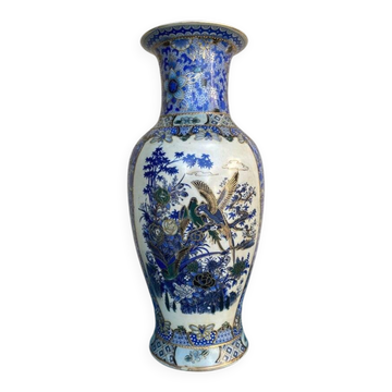 Vase balustre en porcelaine blanche et azur, décor peint à la main, Chine début XXe