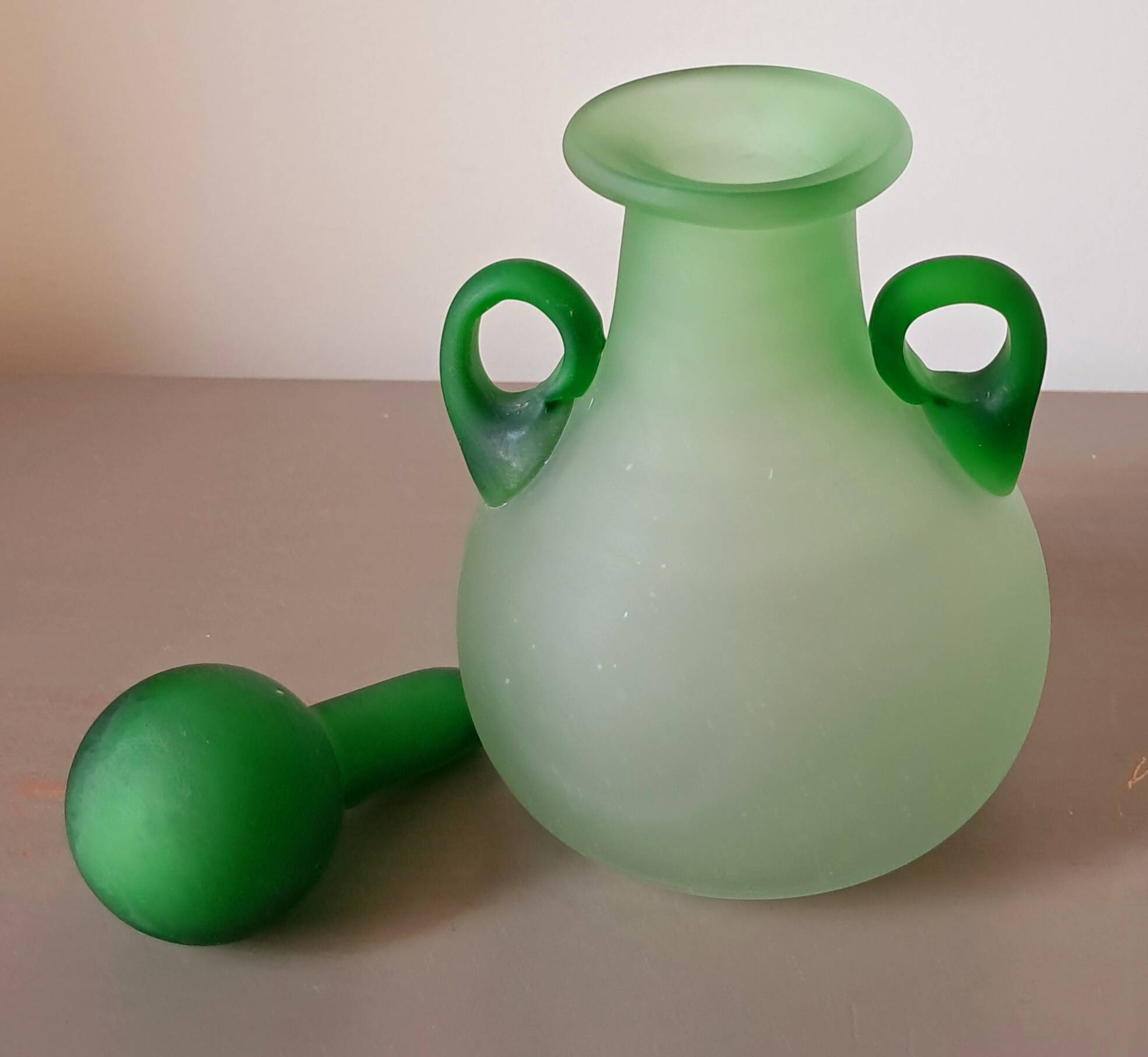 Fiole à oreilles, de couleur verte, en pâte de verre de murano