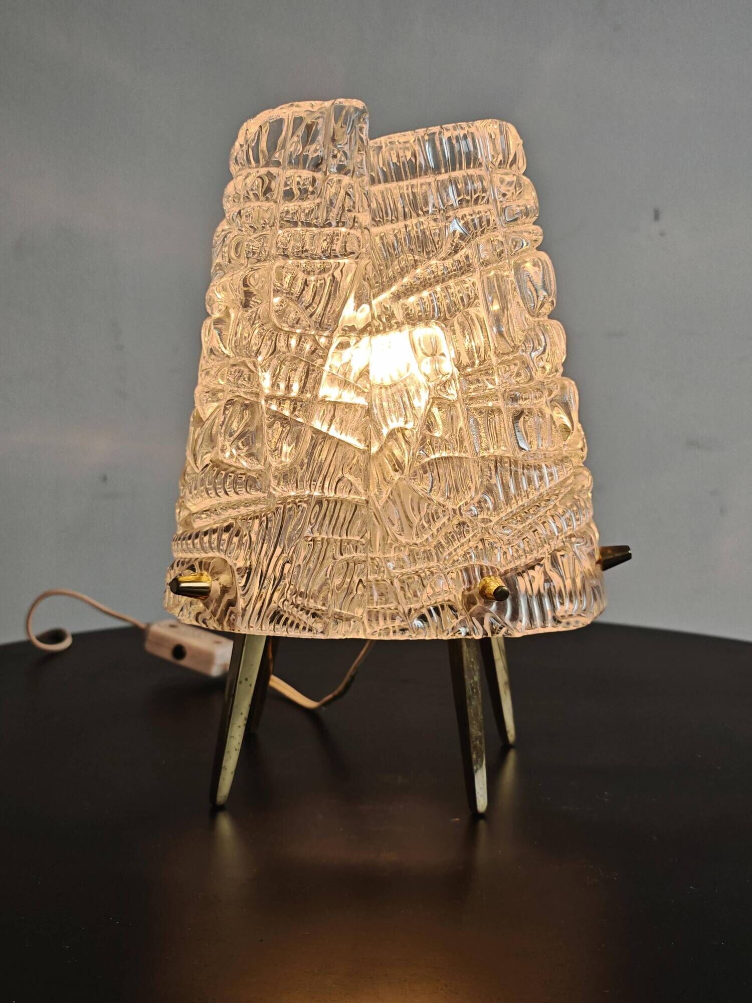 Lampe de table MCM "2/2" par JT. Kalmar en verre texturé et socle en laiton