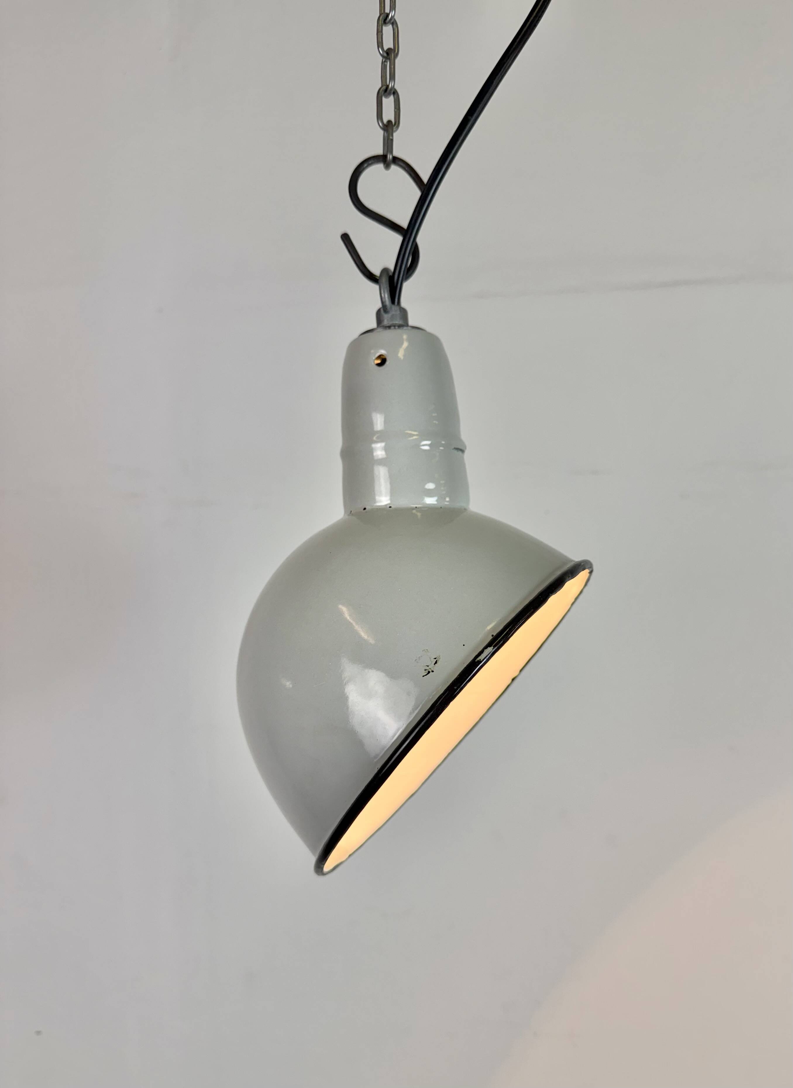 Suspension industrielle en émail gris, années 1960