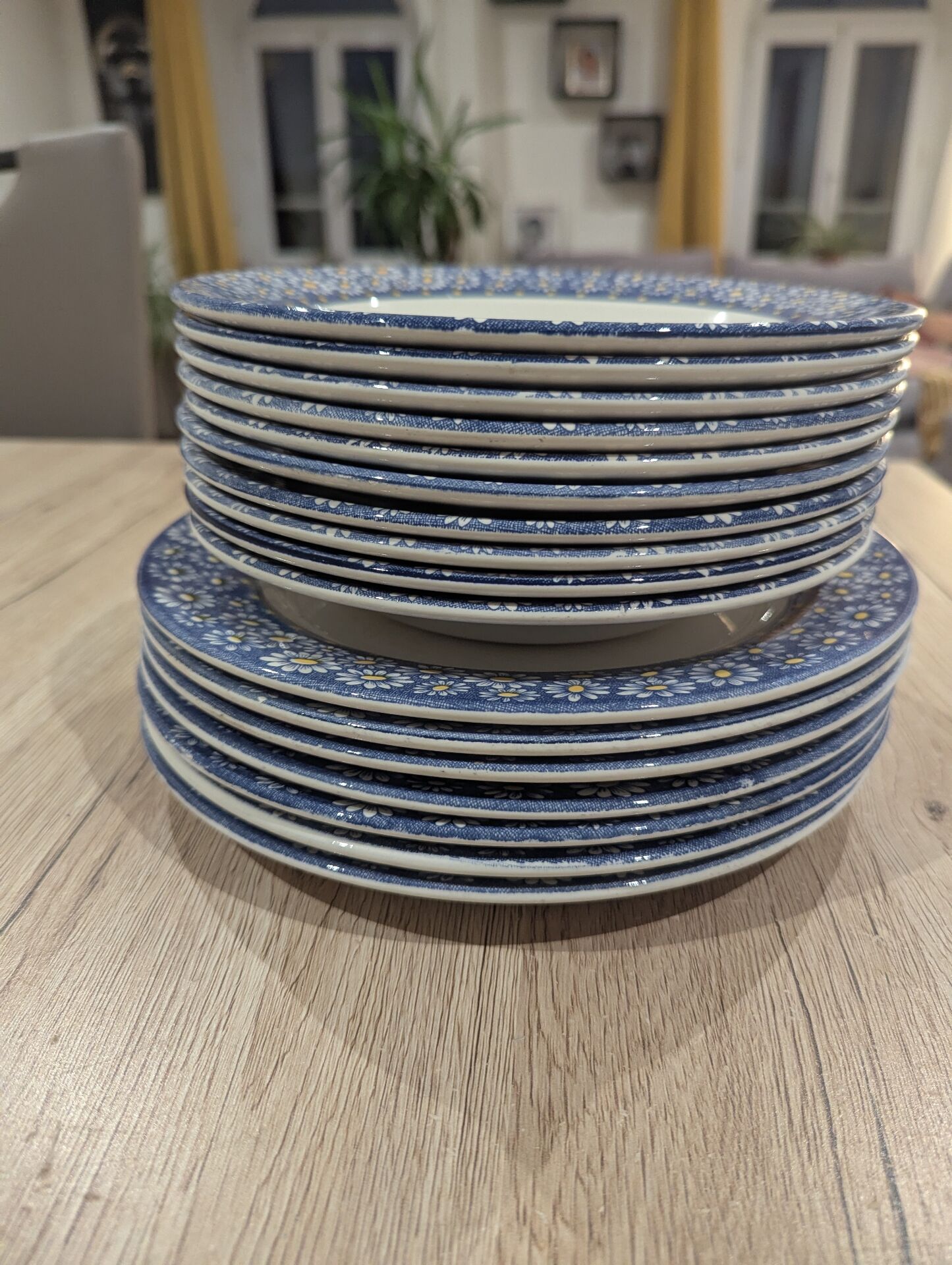 7 vintage flat plates in earthenware — Blue daisy decor