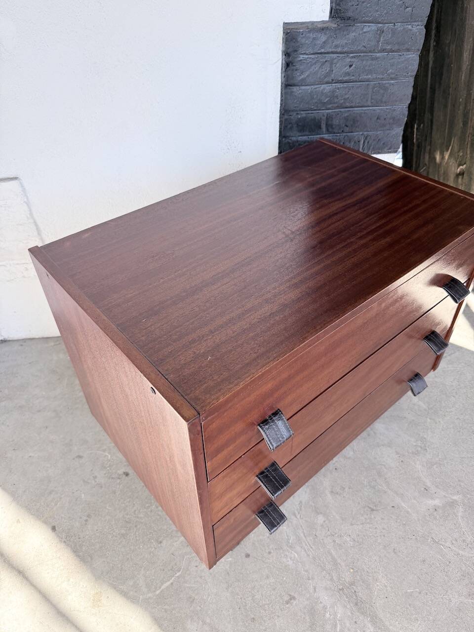 Commode teck poignées cuir 1960