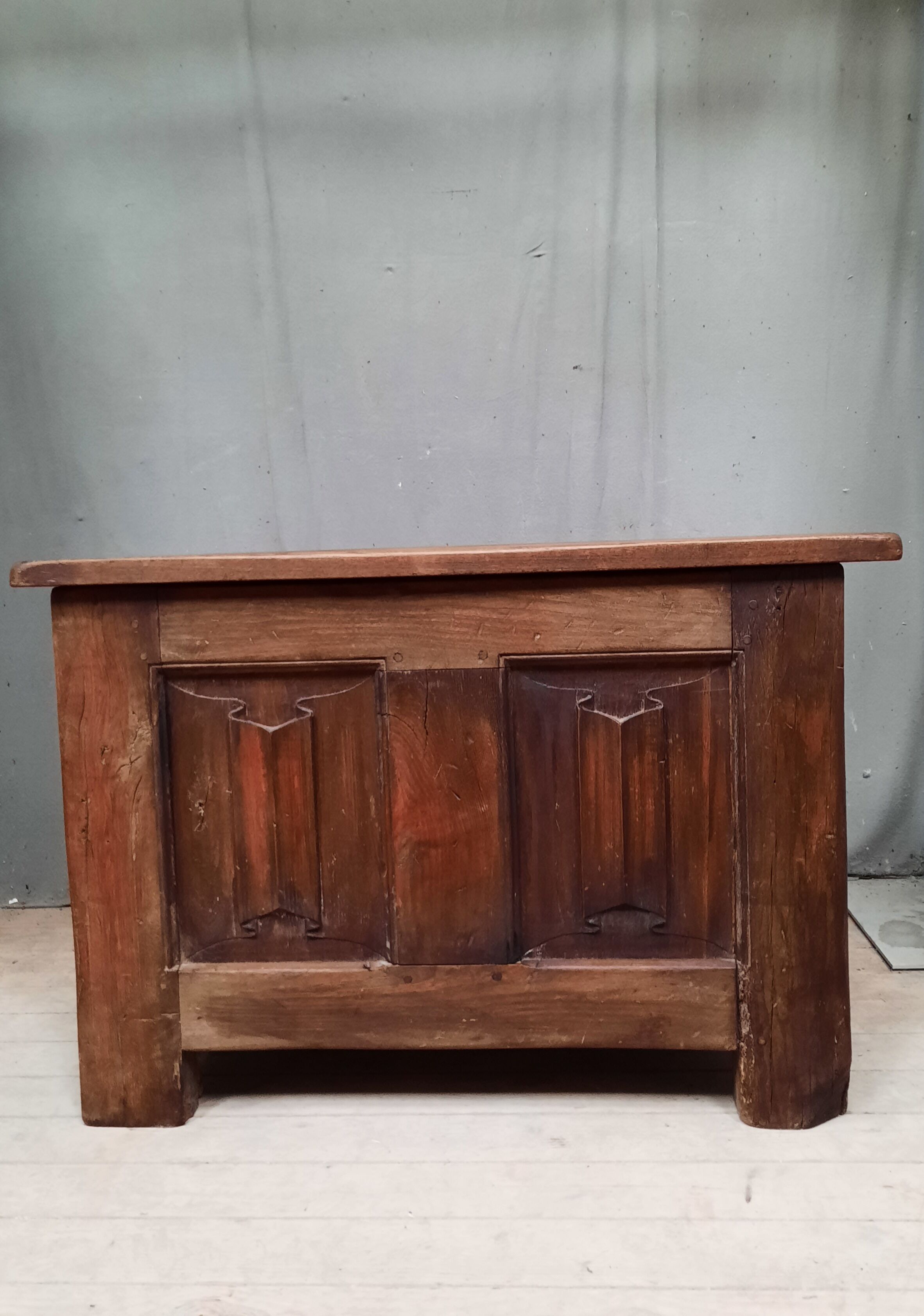 Oak chest with towel pleats