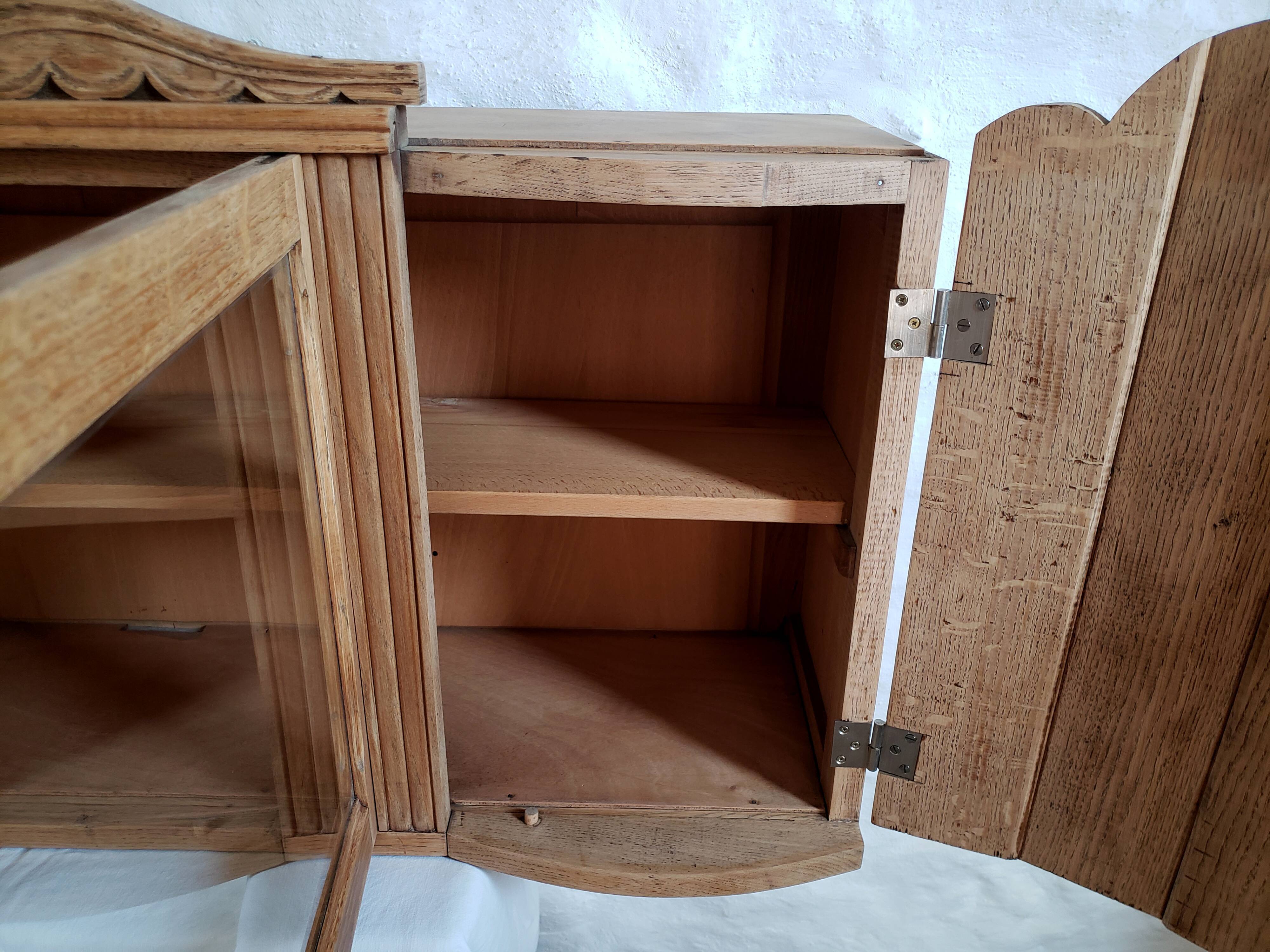 Art-deco wall showcase in raw oak
