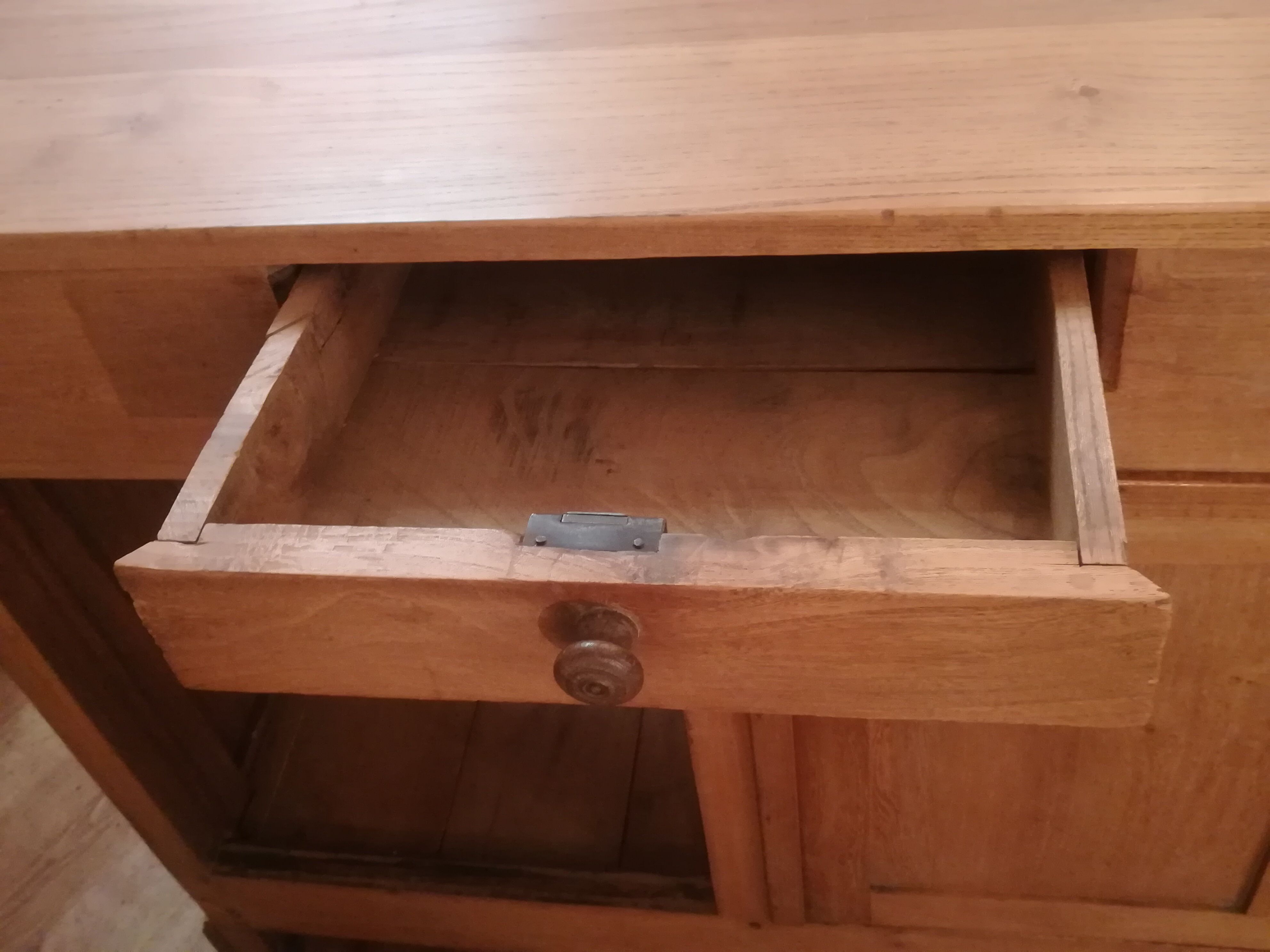 Art deco showcase counter in elm