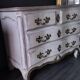 Commode blanche patinée style Louis XV