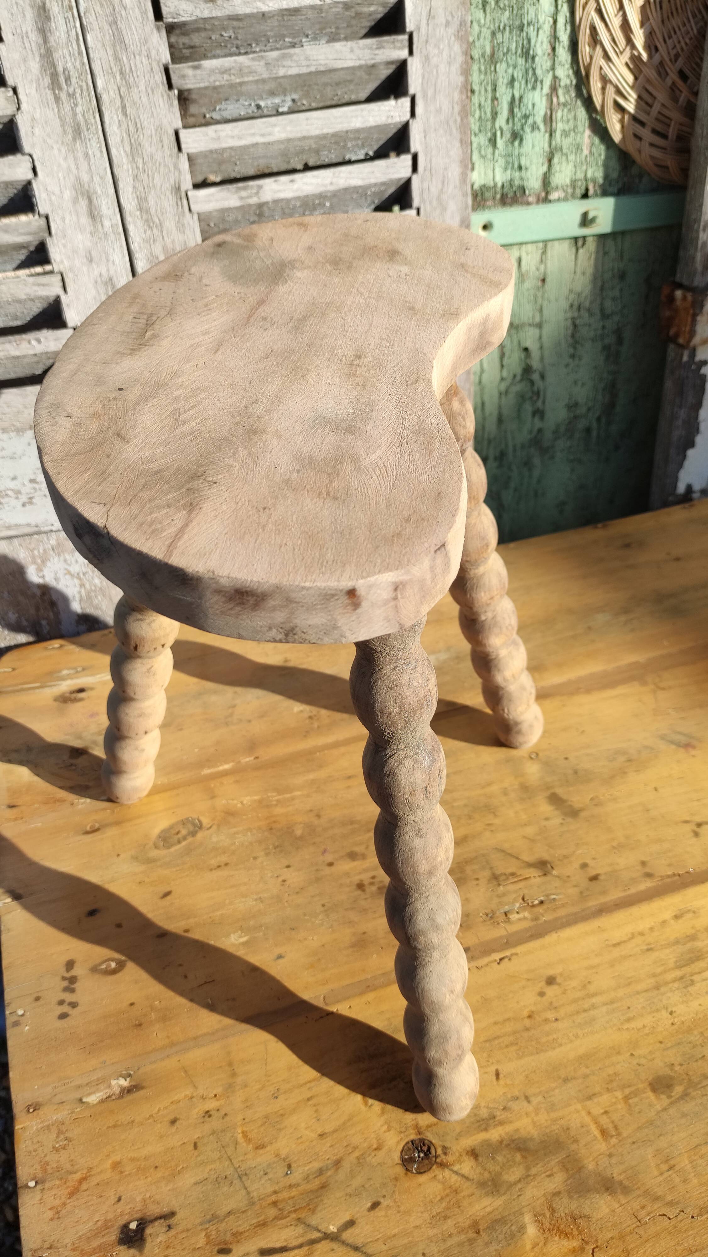 Tabouret tripode de vacher en bois brut