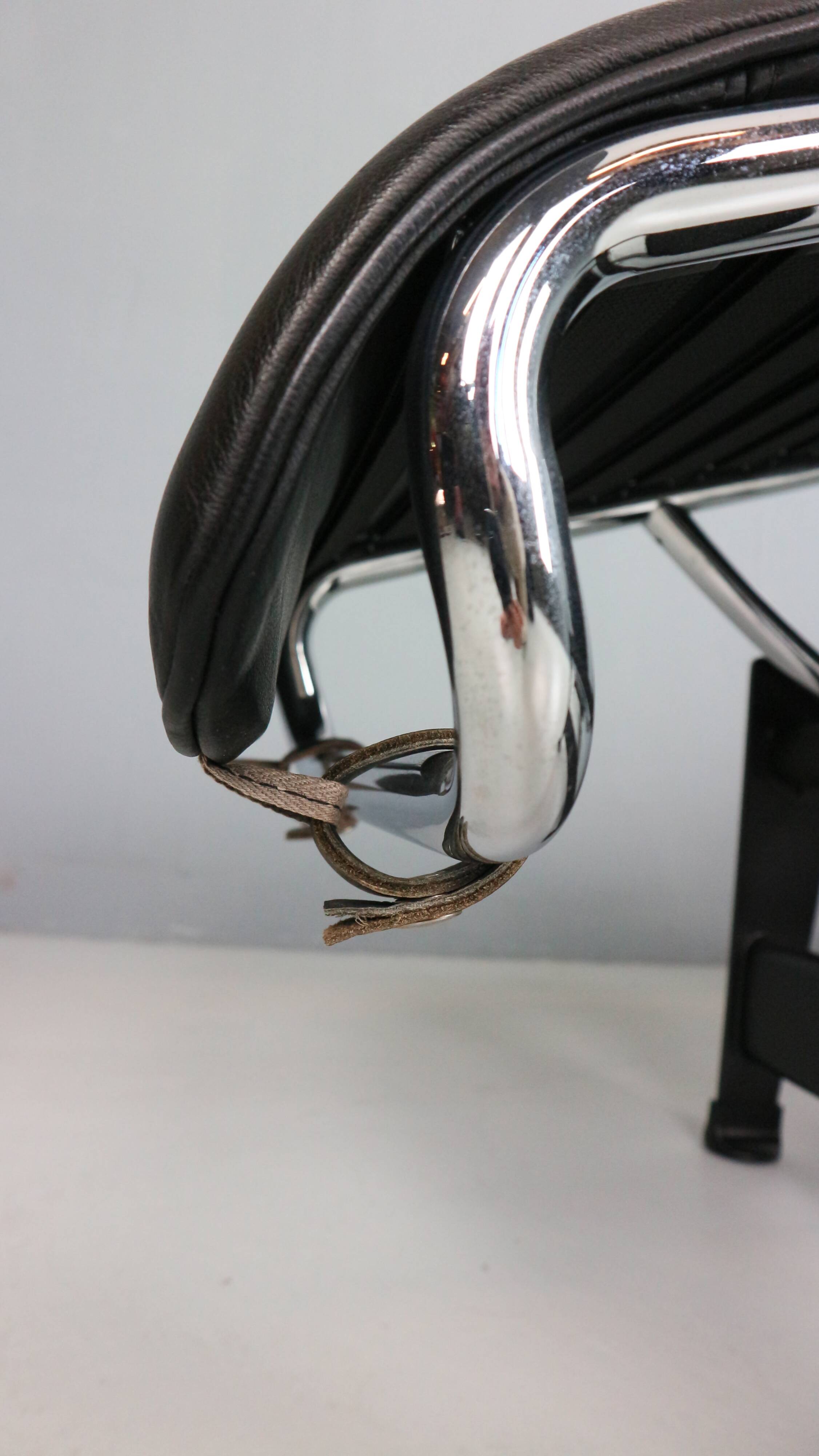 Chaise longue LC4 en cuir noir par Le Corbusier pour Cassina, années 1980