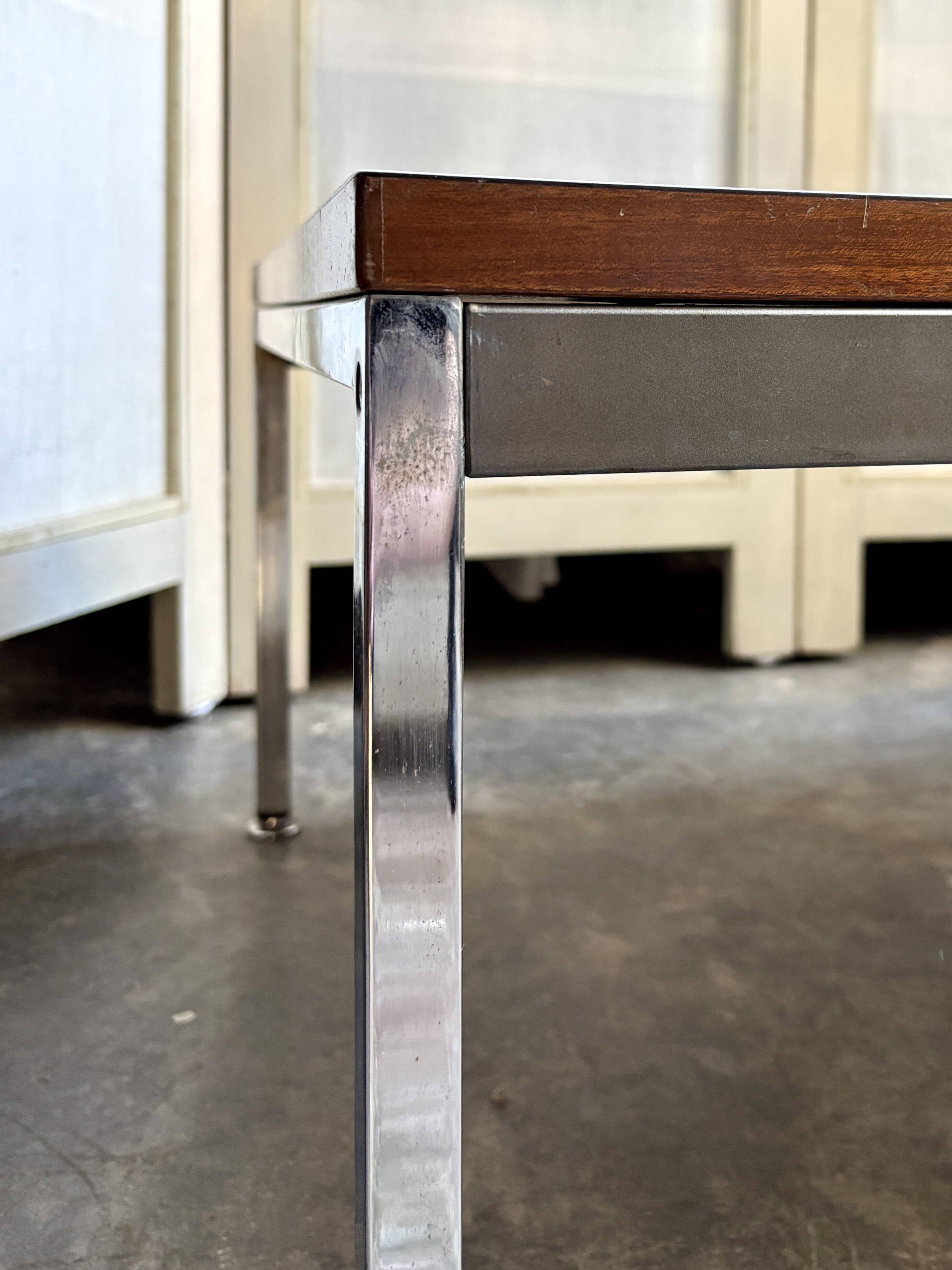 Table basse en mélaminé blanc et acier chromé
