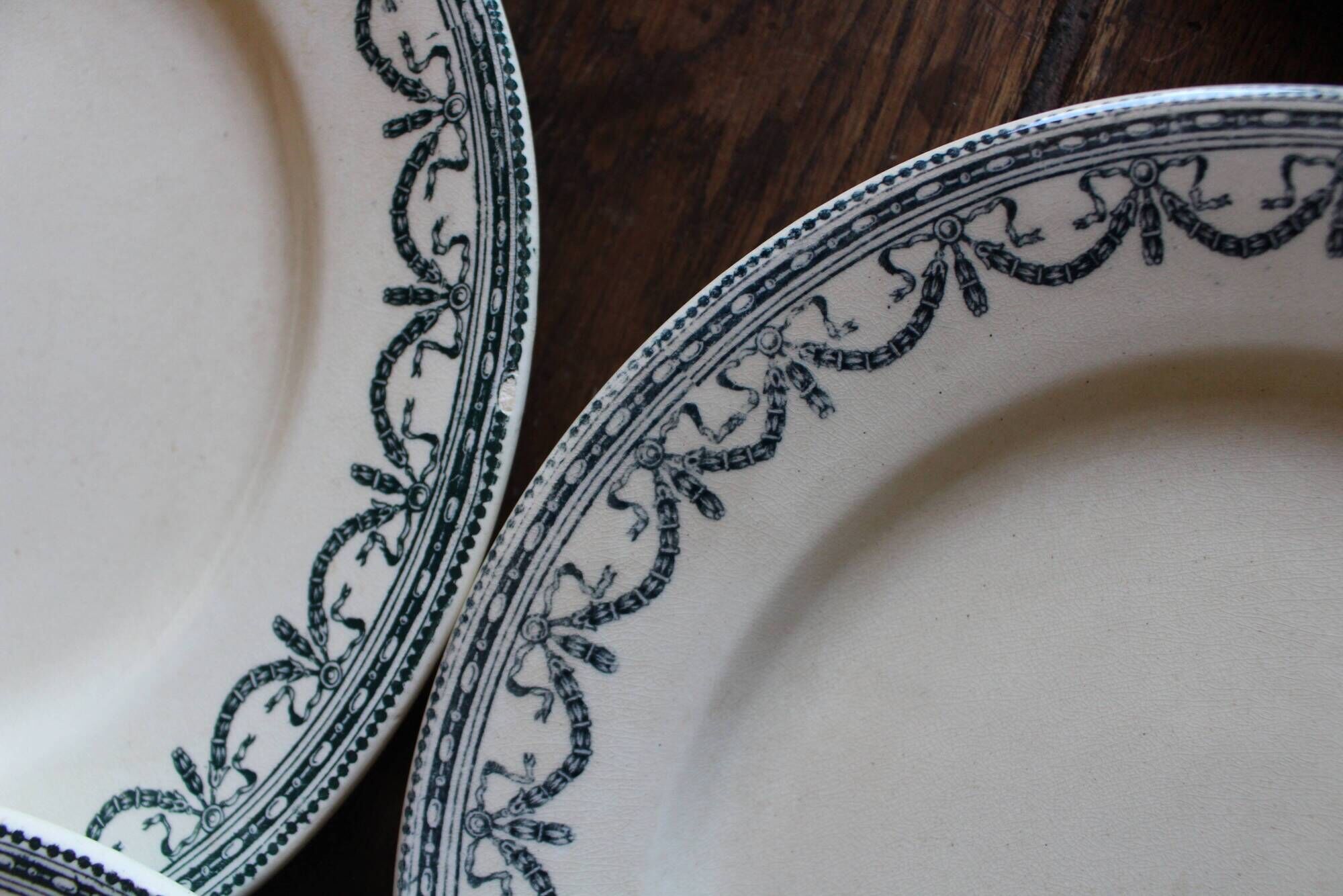 A set of 6 flat plates Terre de Fer Guirlandes Louis XVI Salins