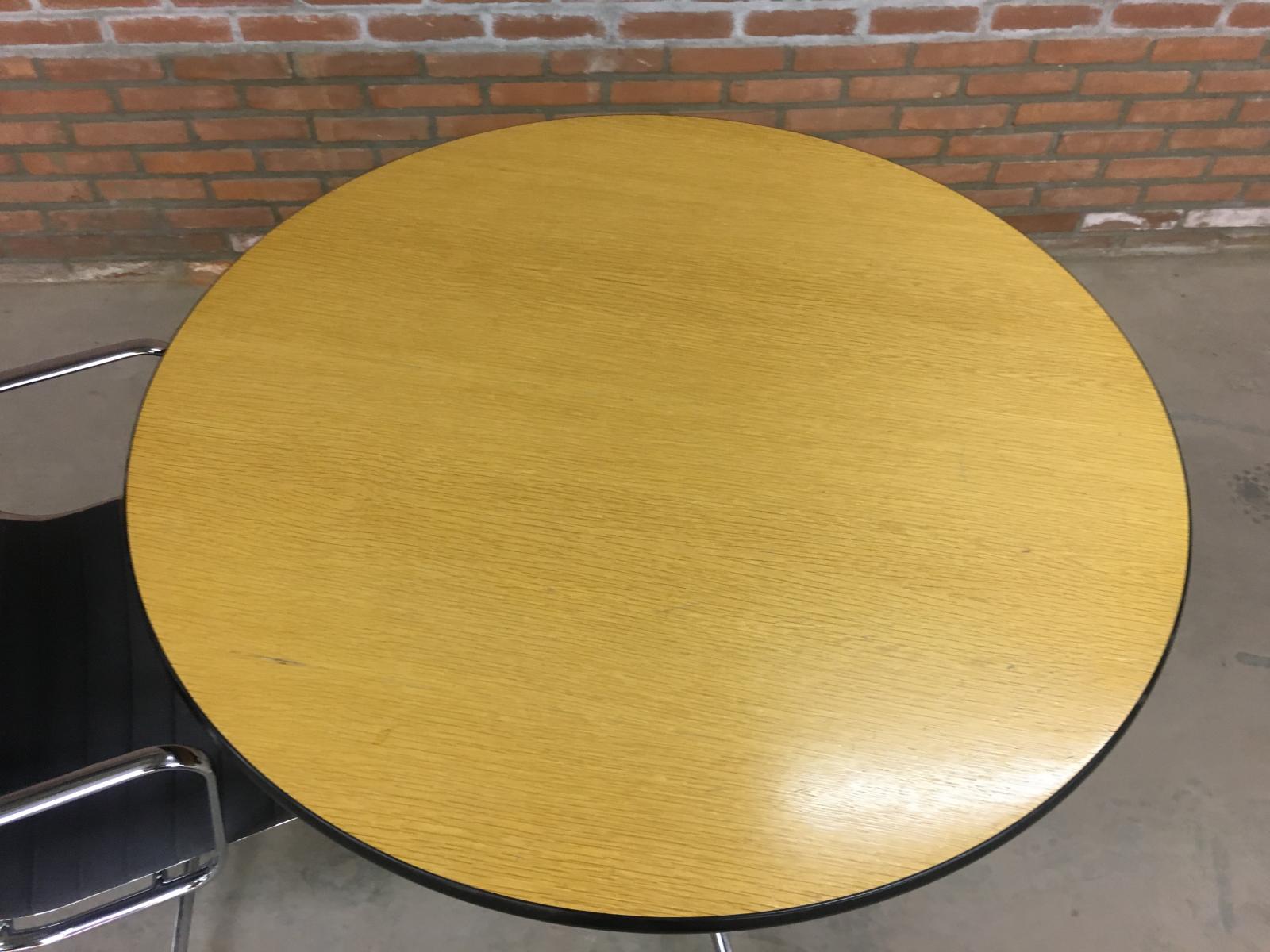Dining table circular vintage by Charles & Ray Eames for Vitra