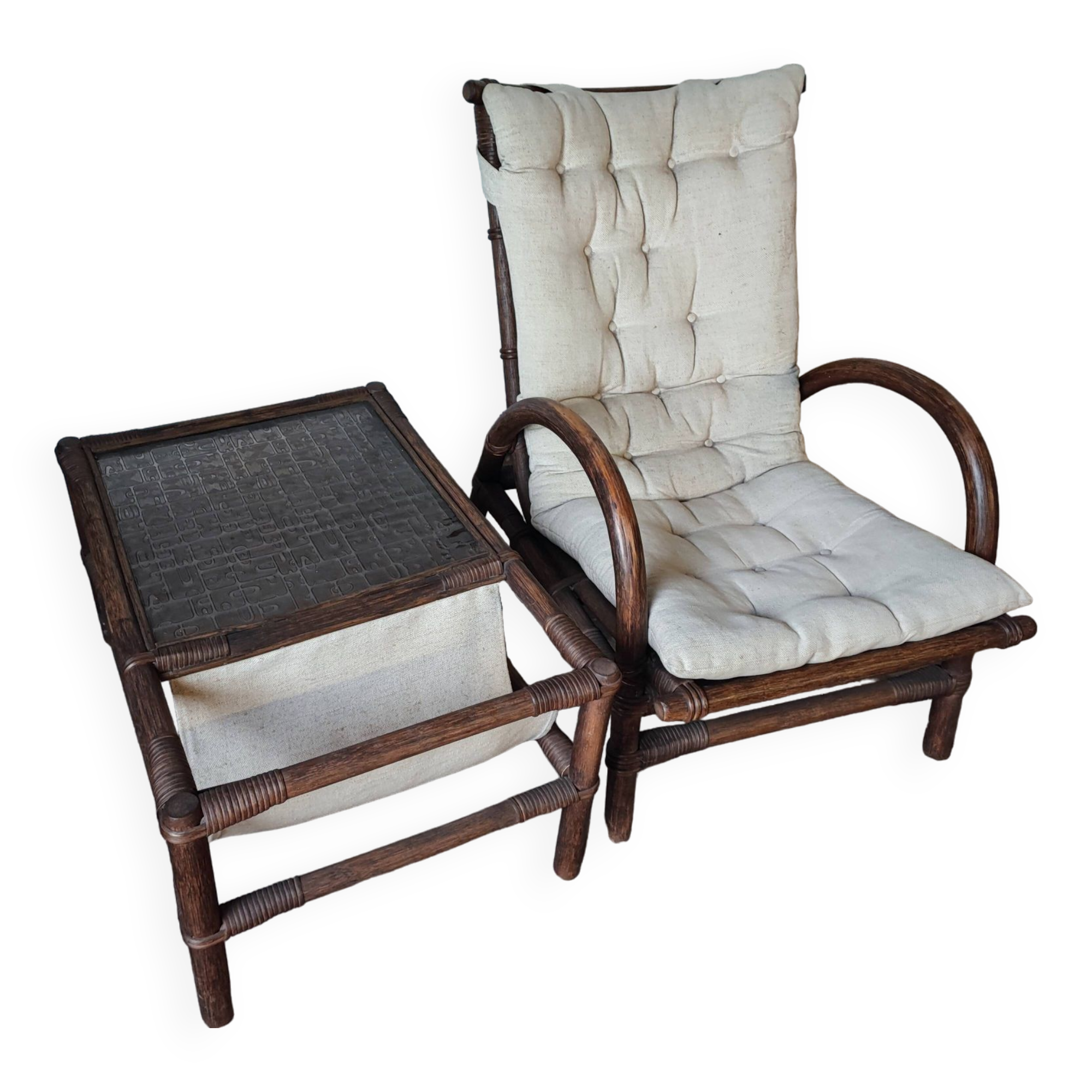 Relaxed armchair in bamboo and rattan with its small side table. Beige linen cushion.