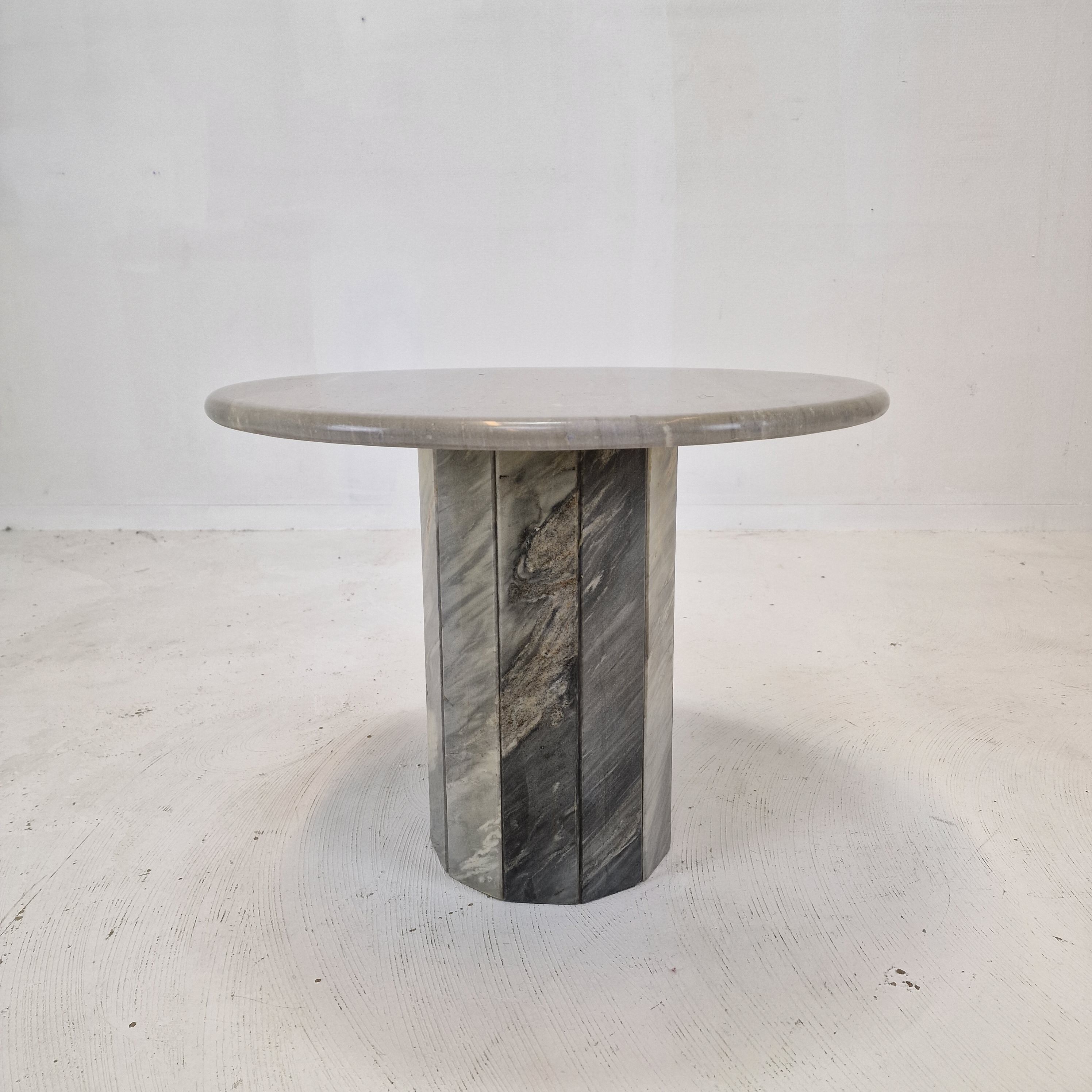 Round italian marble coffee or side table, 1980's