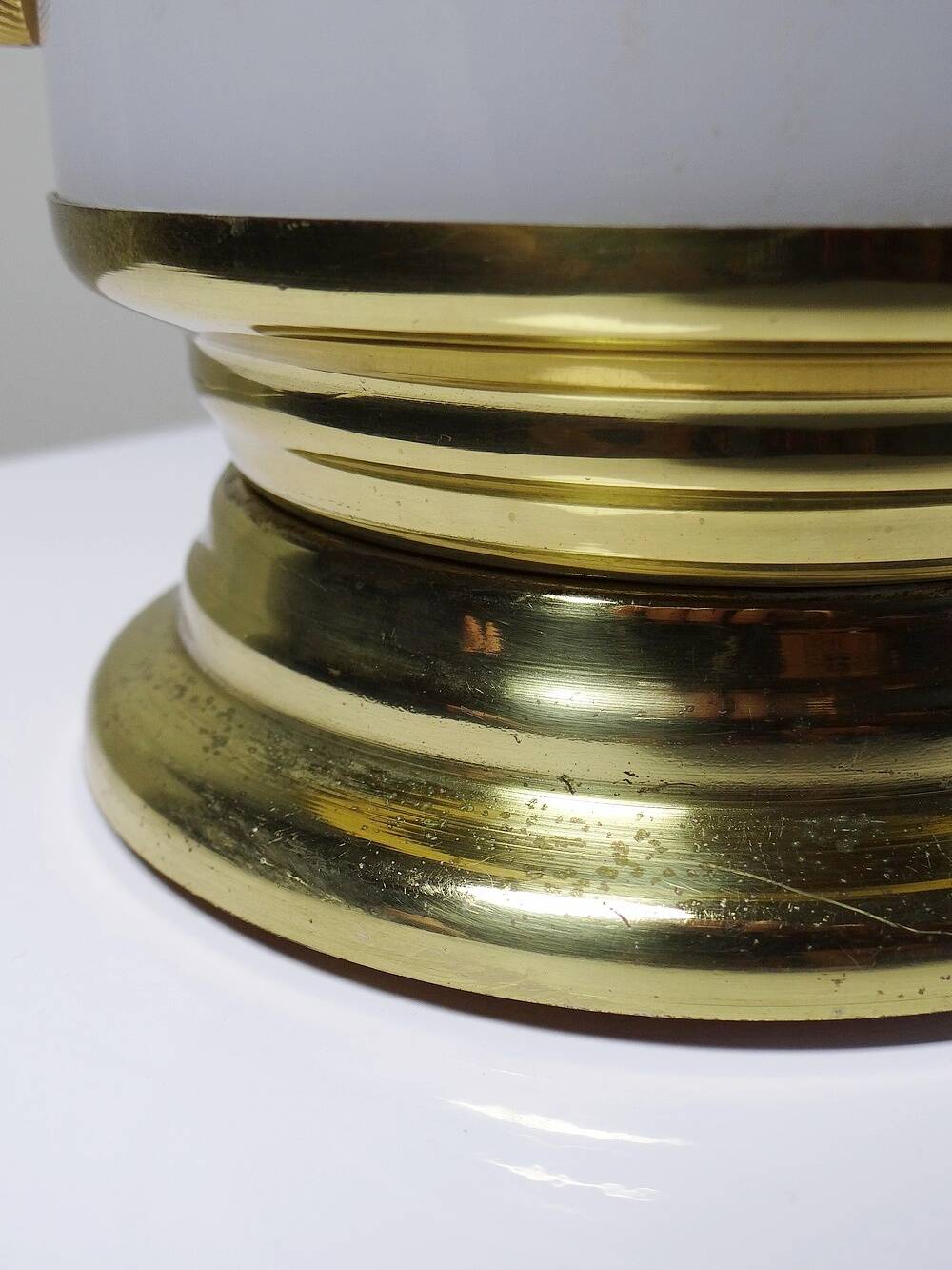 Grande lampe vintage années 50-60 tube plexiglas opalescent support métal doré