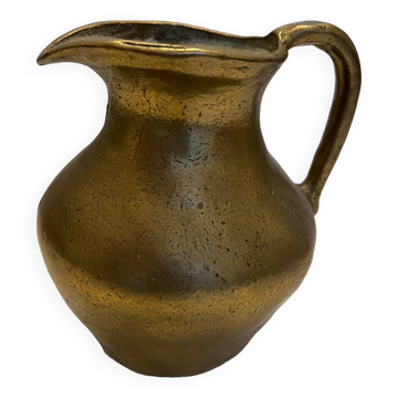 Vase pichet en laiton