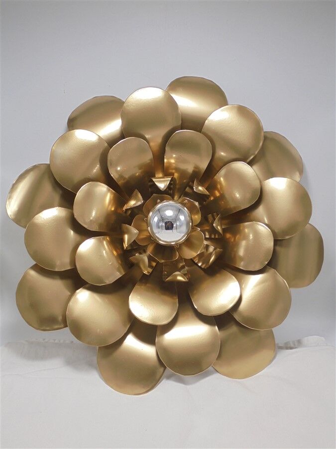 Flower-shaped wall lamp