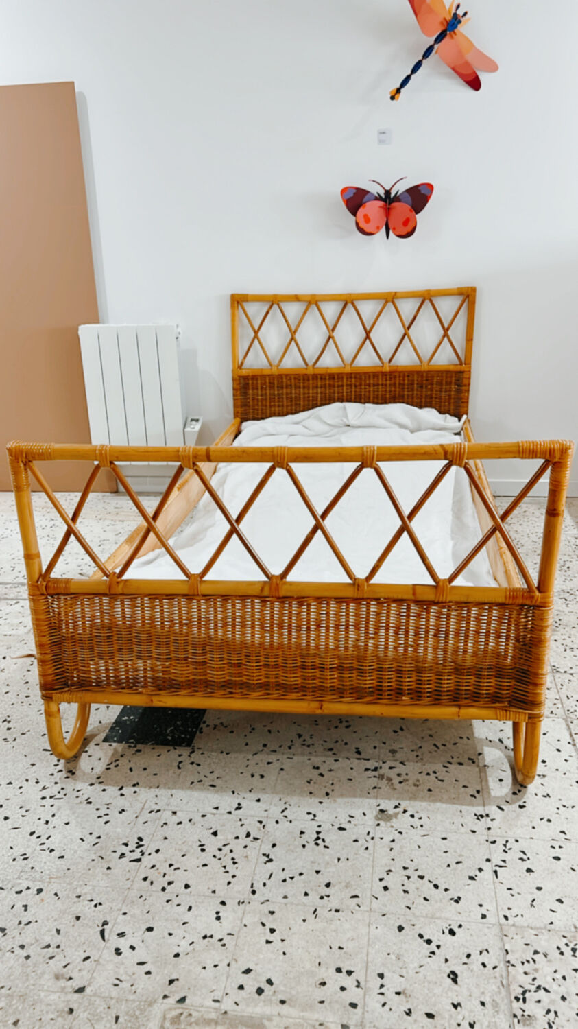 Vintage 1 place rattan bed