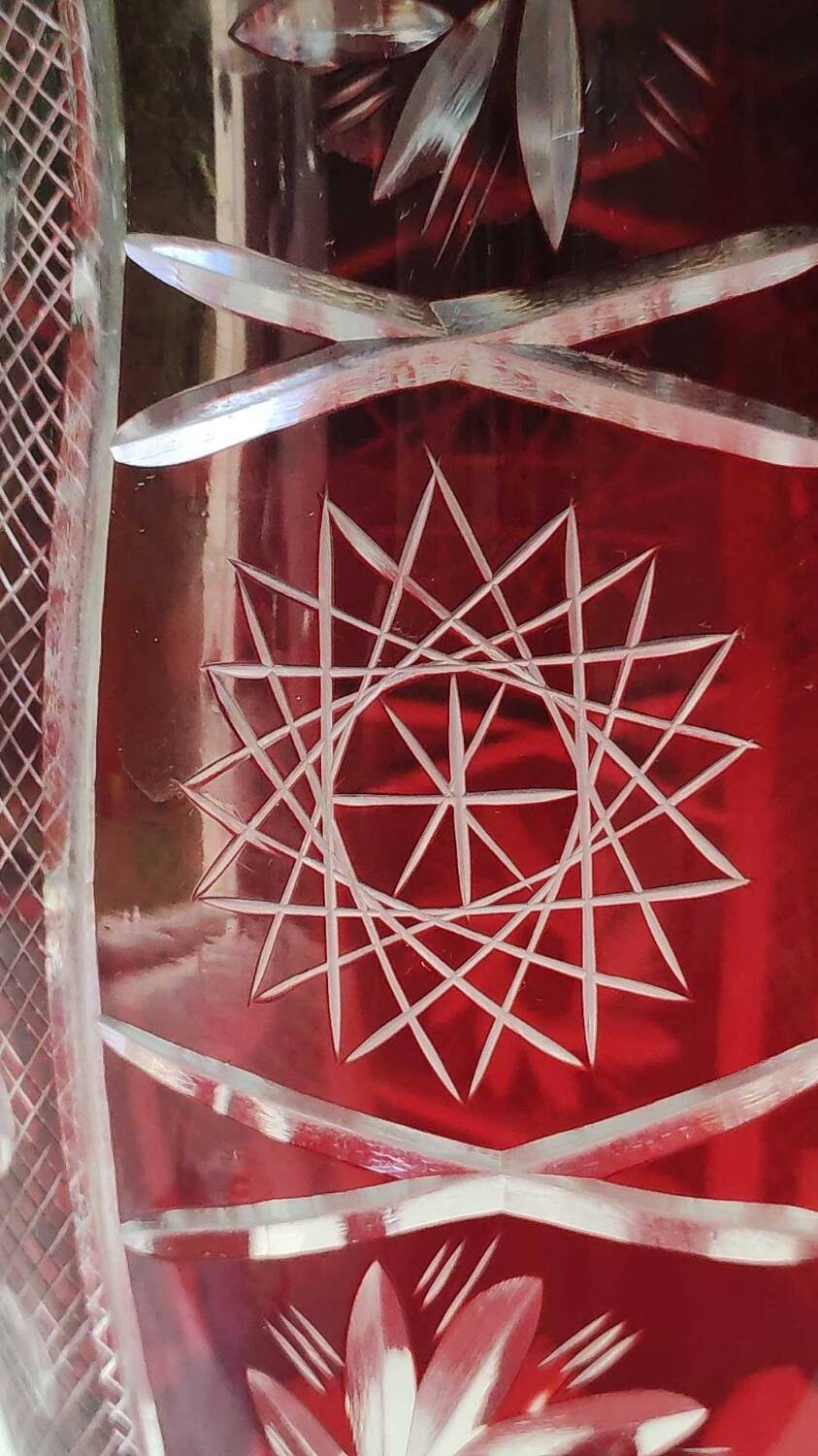 Large vase in hand-cut Bohemian crystal. Deep ruby red. Roemer style. Dim 29 x 14.5 cm