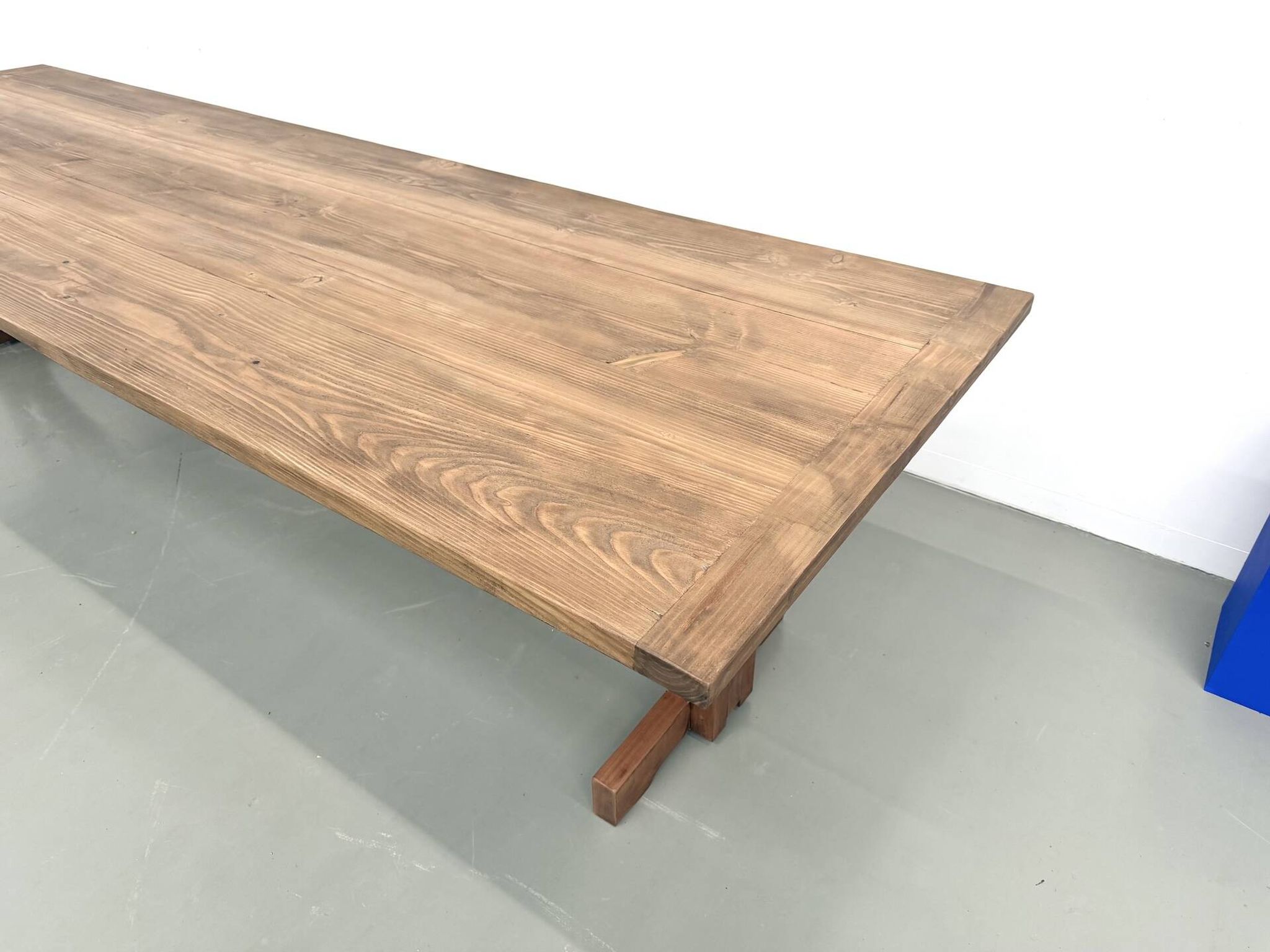 Refectory table in solid pine and beech, with X-shaped legs.