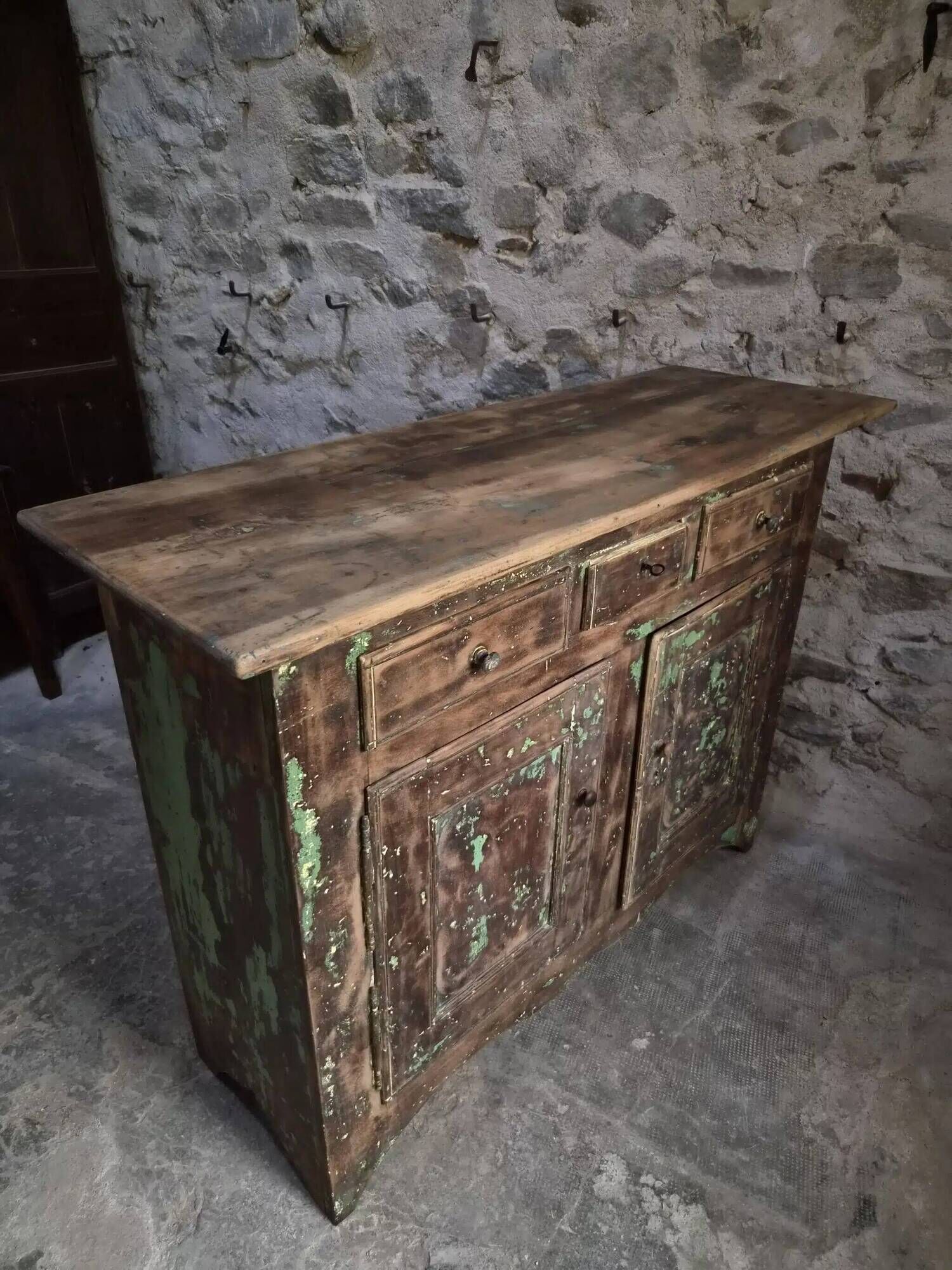 French rustic buffet in walnut, 18th century, 3 drawers and 2 doors.