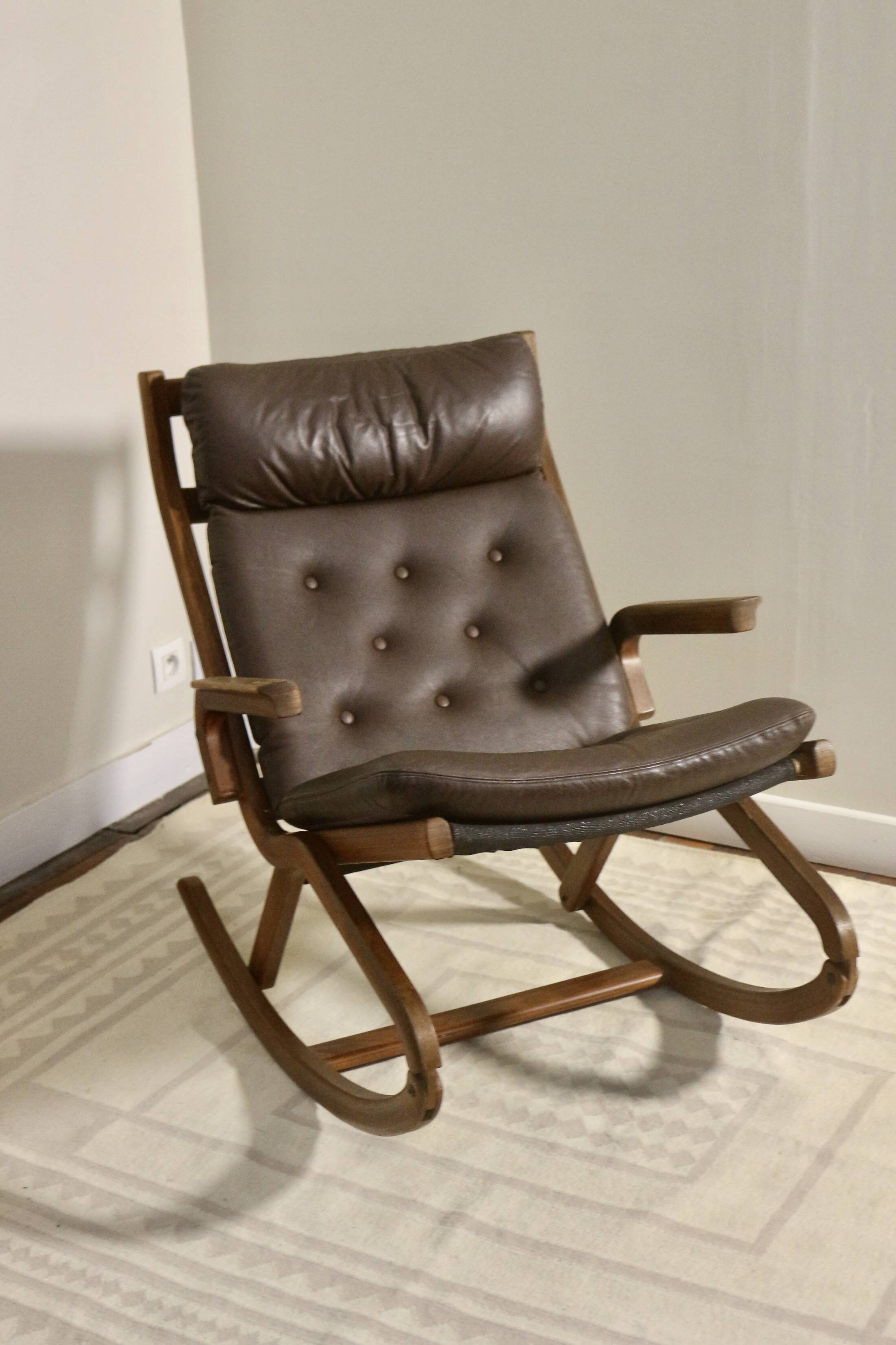 Fauteuil à bascule design Norvège 1960s bois de teck année 60 réf PAOLO