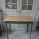 Table, bureau Piètement vert fumé, plateau bois.