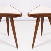Ensemble de deux tabourets triangulaires en velours blanc, Europe, 1960s