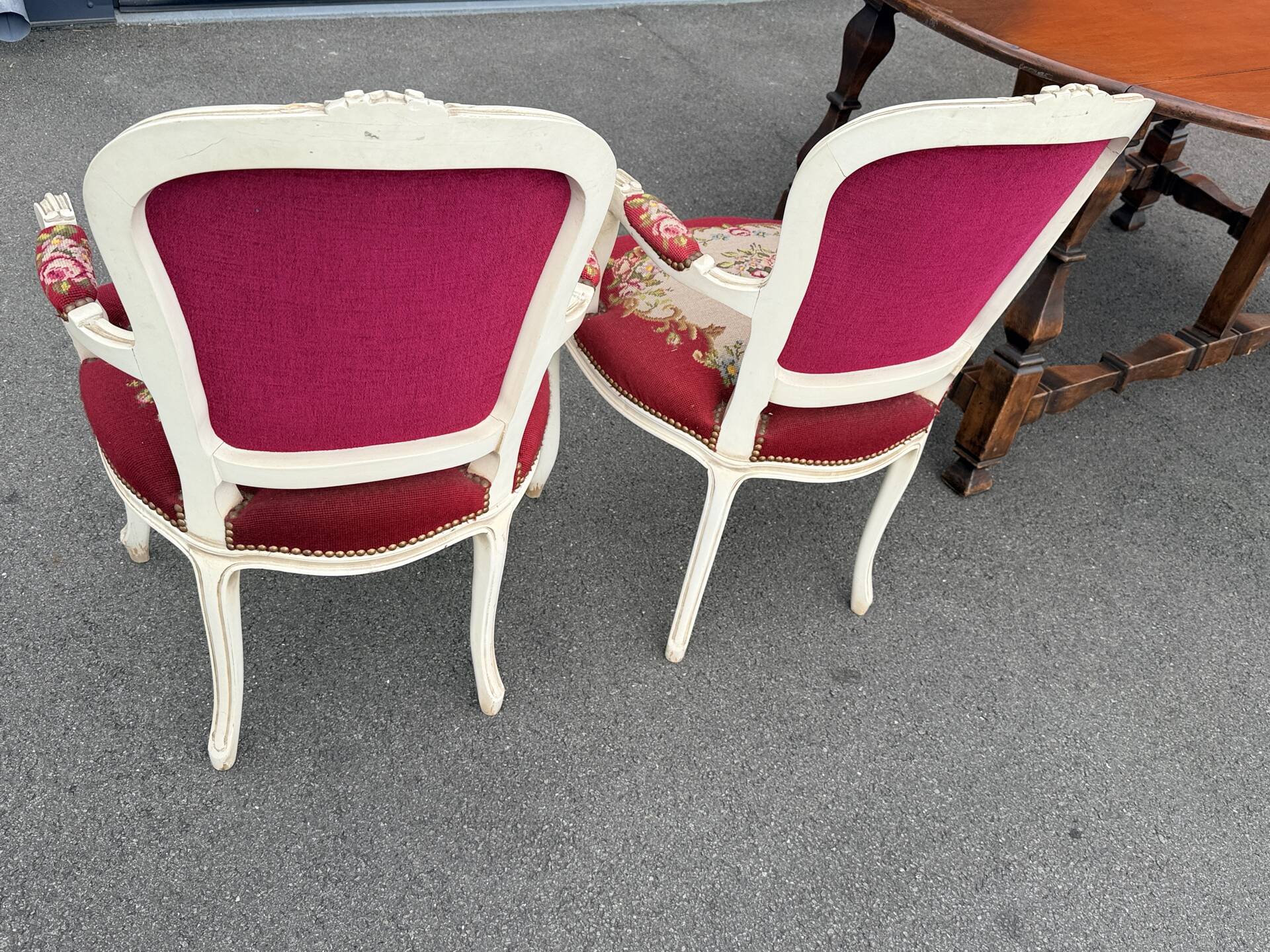 Pair of Louis XV style armchairs - Carved wood and floral upholstery