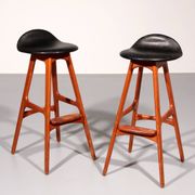 Tabouret de bar design en bois et cuir noir par Erik Buch 1960