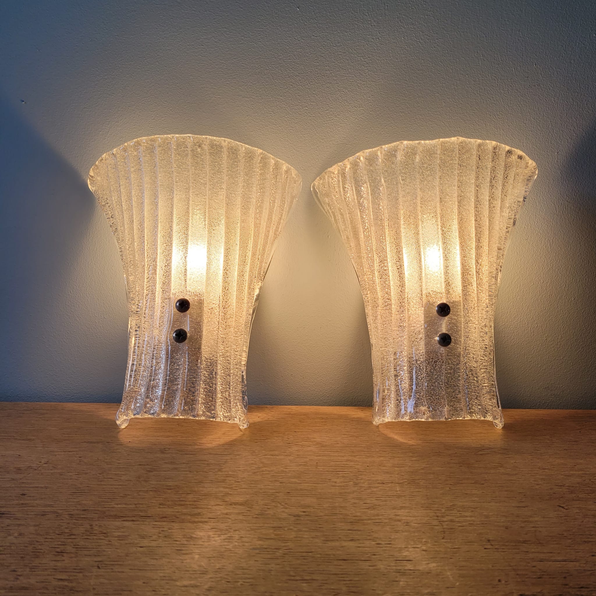 Paire d'appliques murales en verre givré, années 60