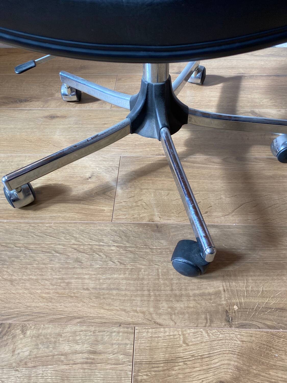 Swivel office chair with casters