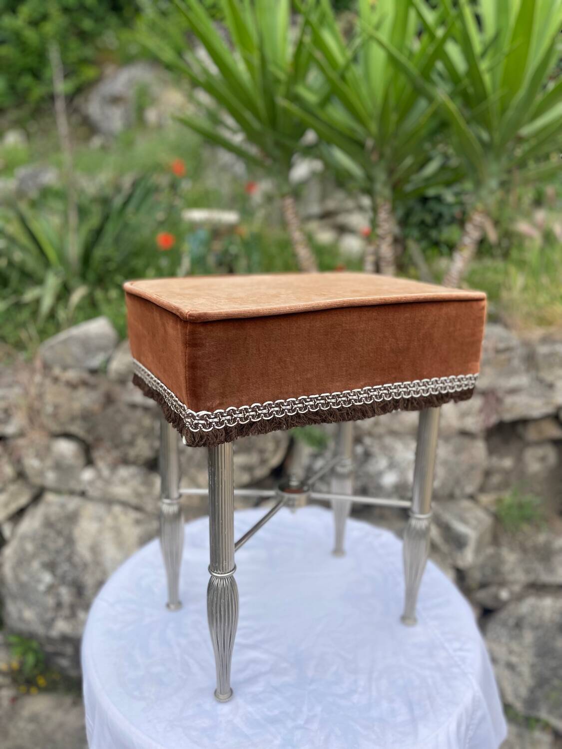 Charmant tabouret en velours marron et métal chromé