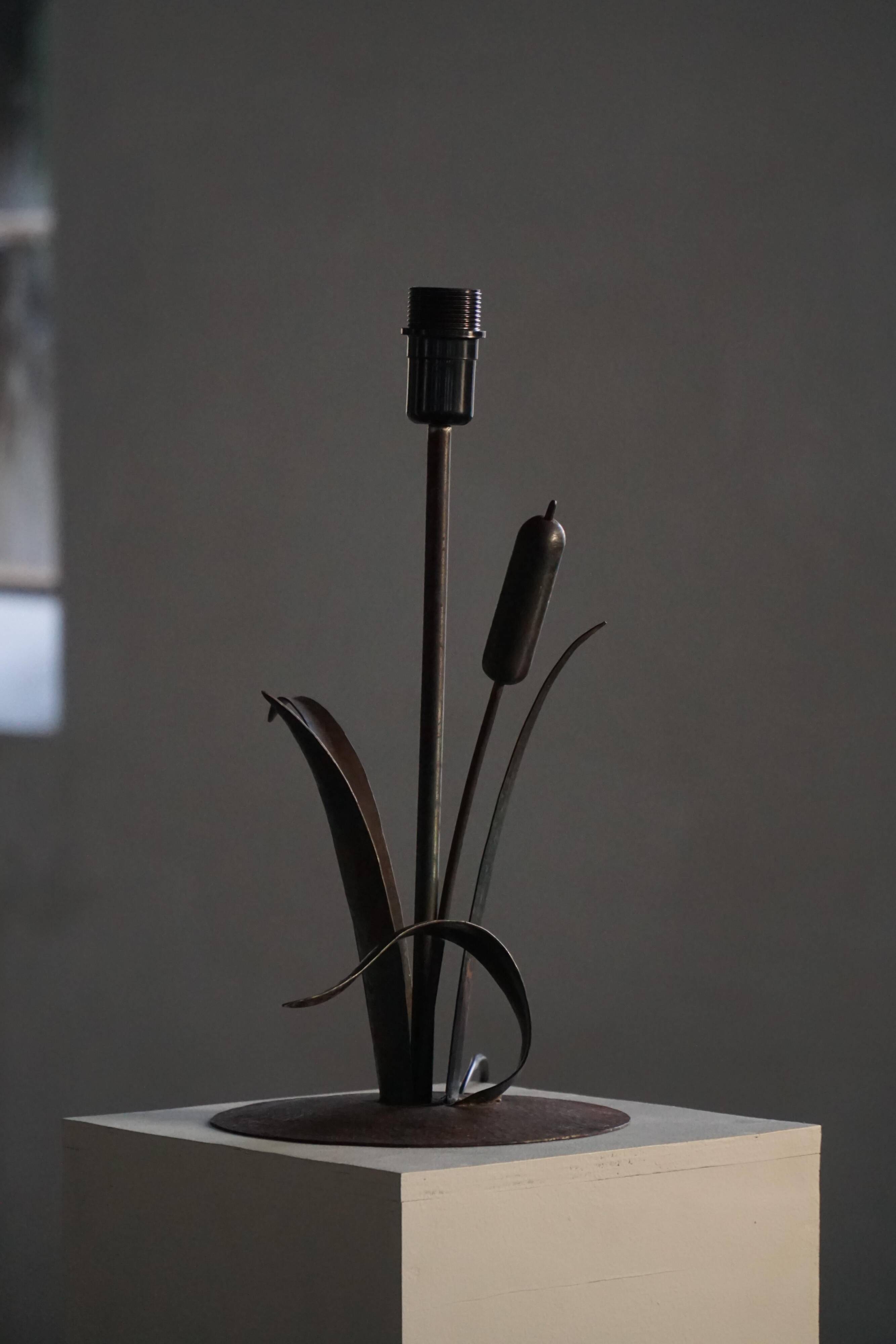 Handcrafted table lamp in wrought iron, organic shape, mid-20th century, 1940s.