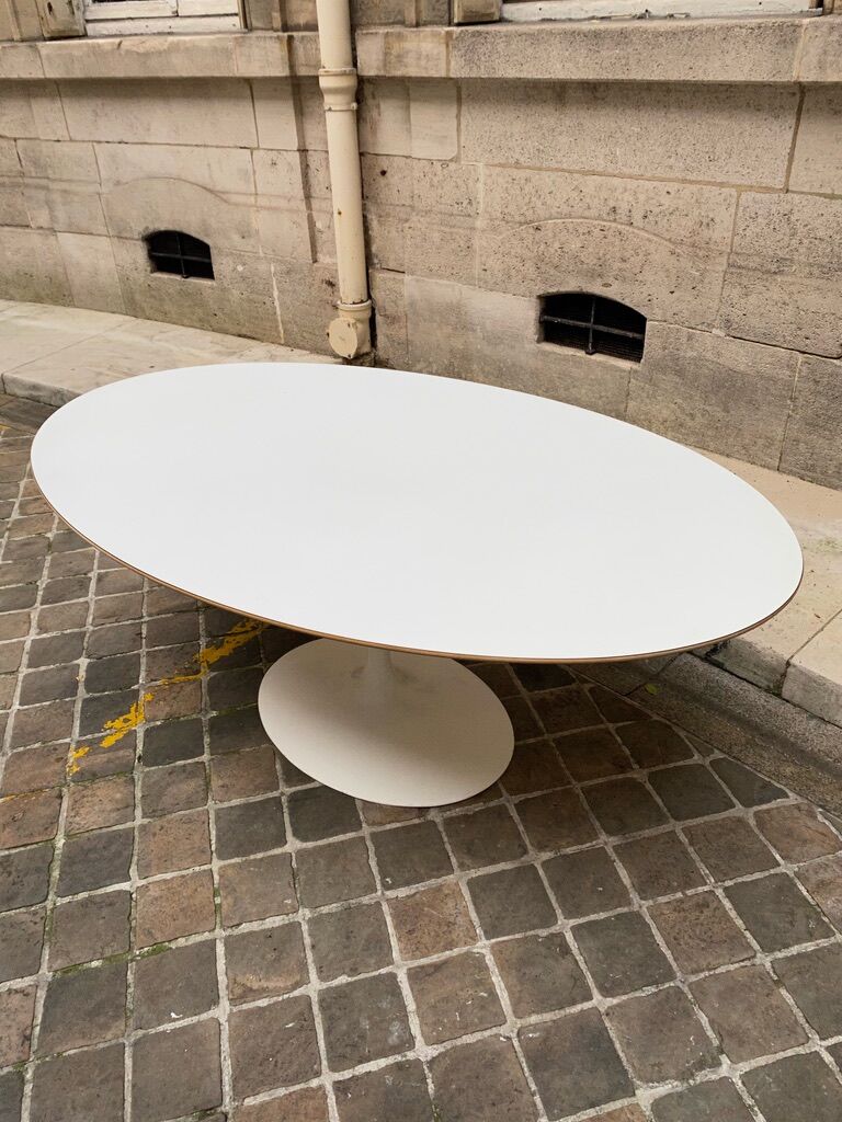 Eero Saarinen's oval tulip table for Knoll
