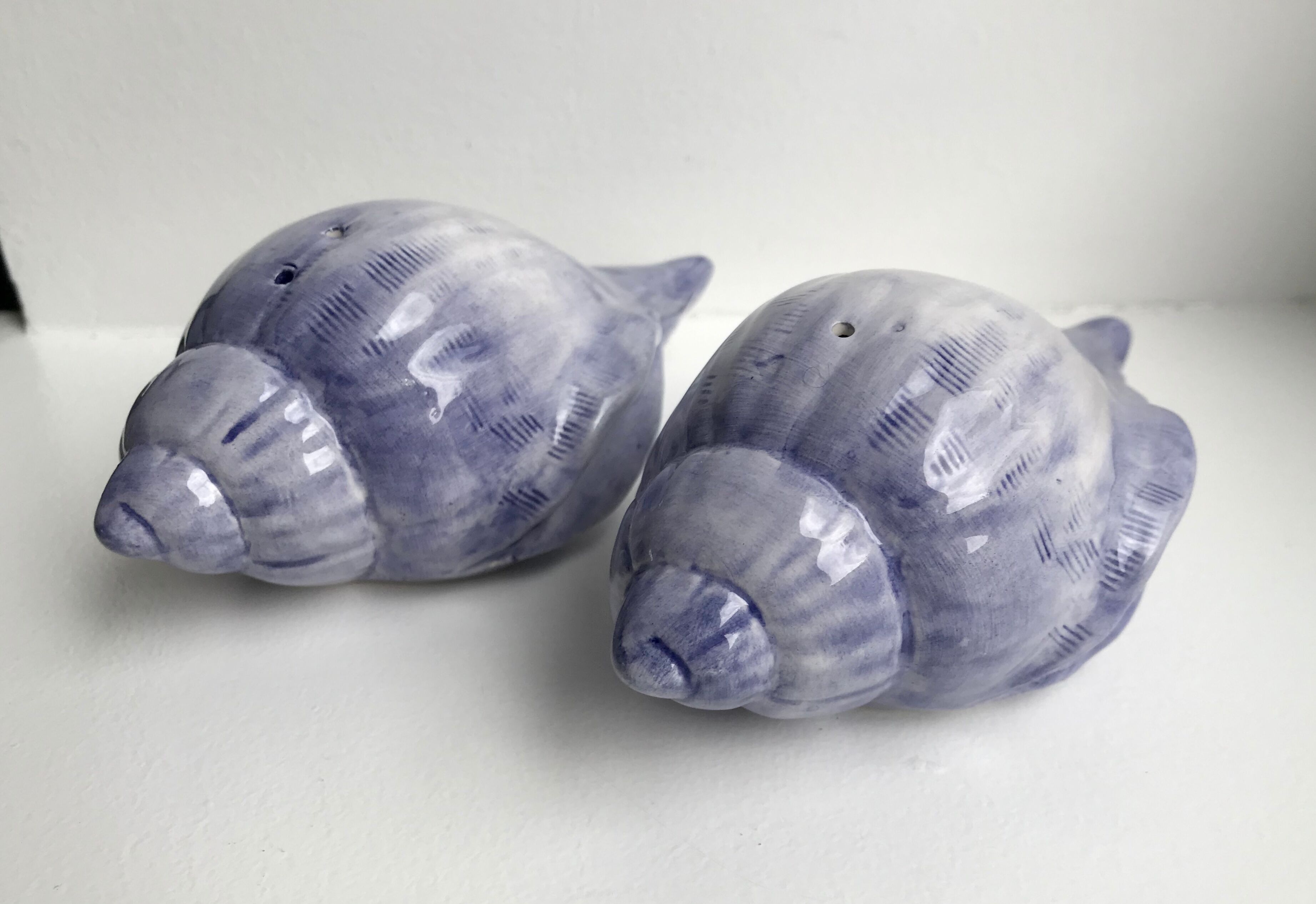 Duo of salt and pepper shaker in slurry shell pattern 70s