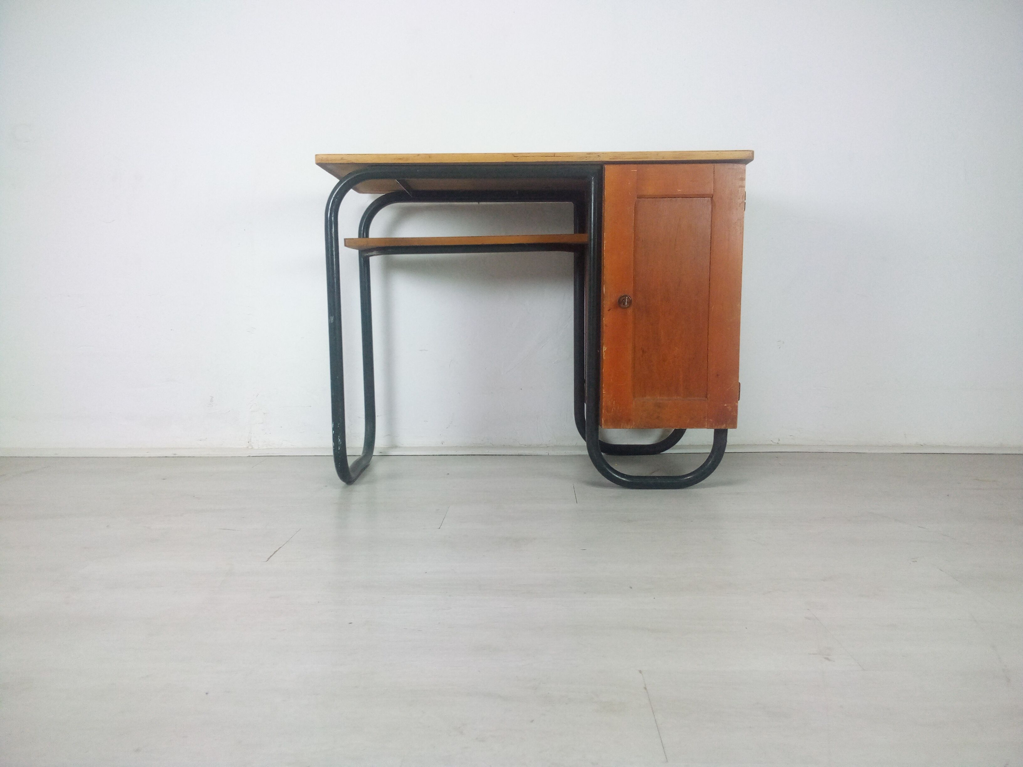 Desk model S22 by Jacques Hitier produced by Mobilor