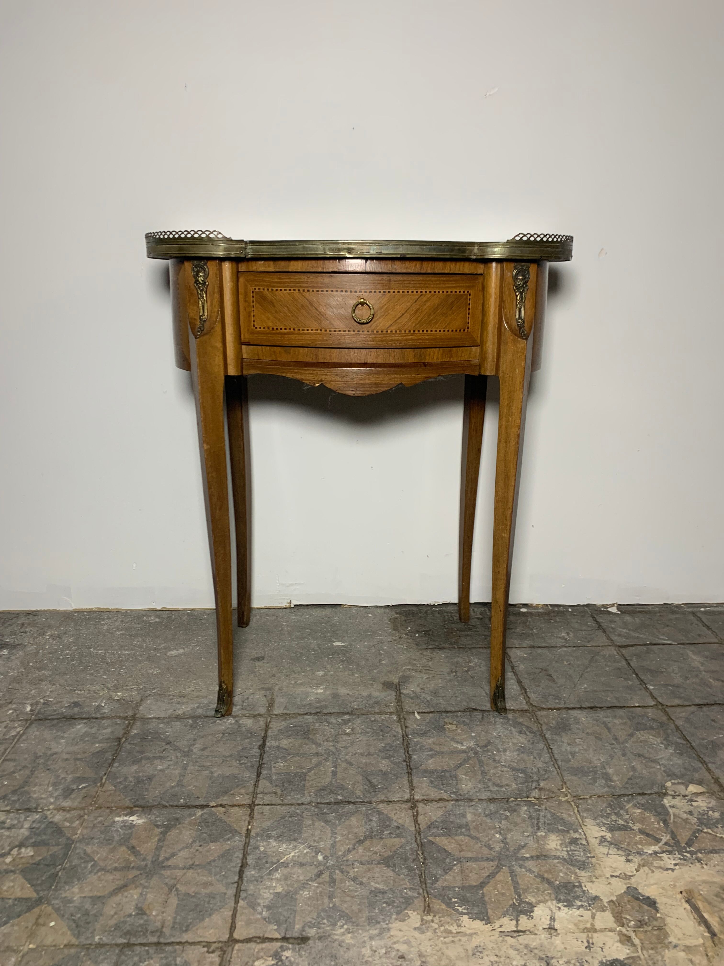 Kidney table transition style, side cabinet small chest of drawers.