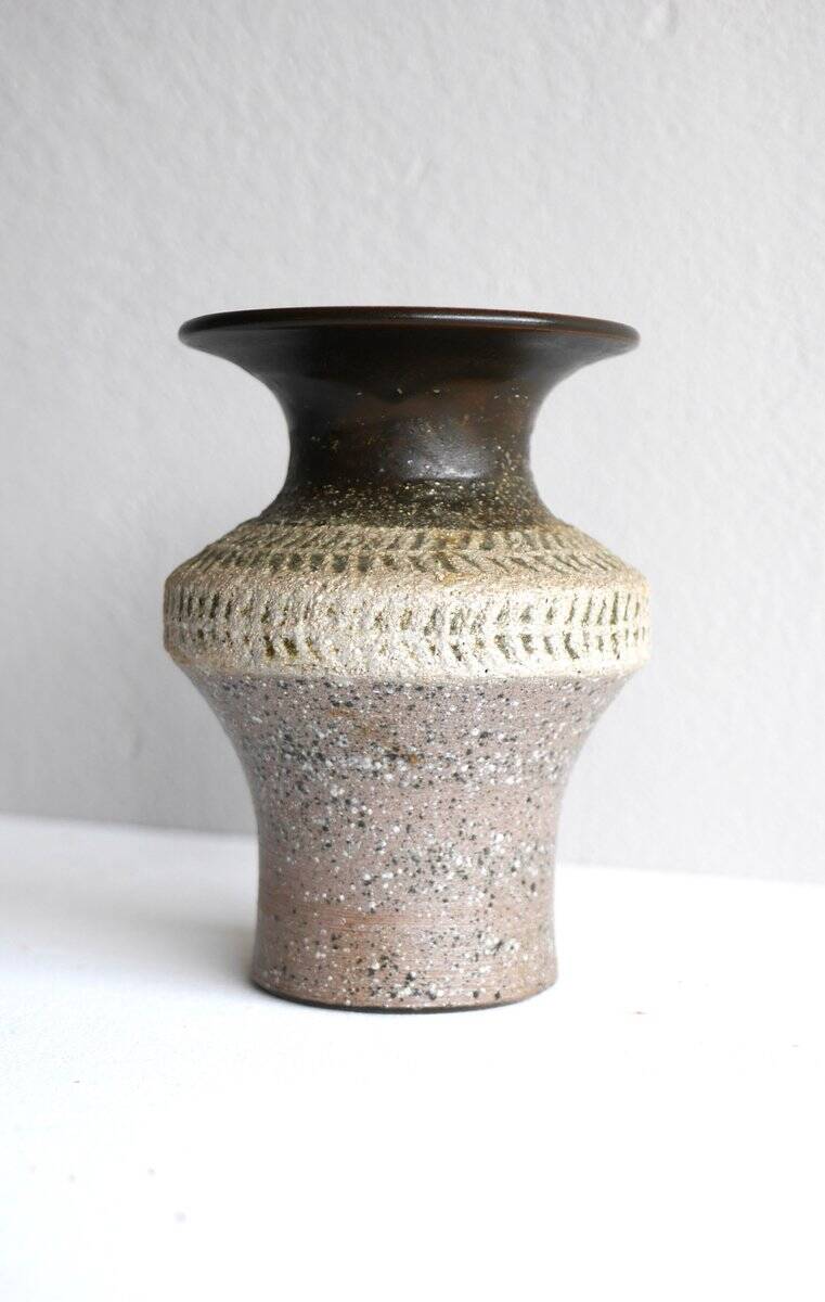 Brutalist ceramic vase in Scandinavian modernist style from the mid-century by Thomas Hellström for Nittsjö, Sweden.