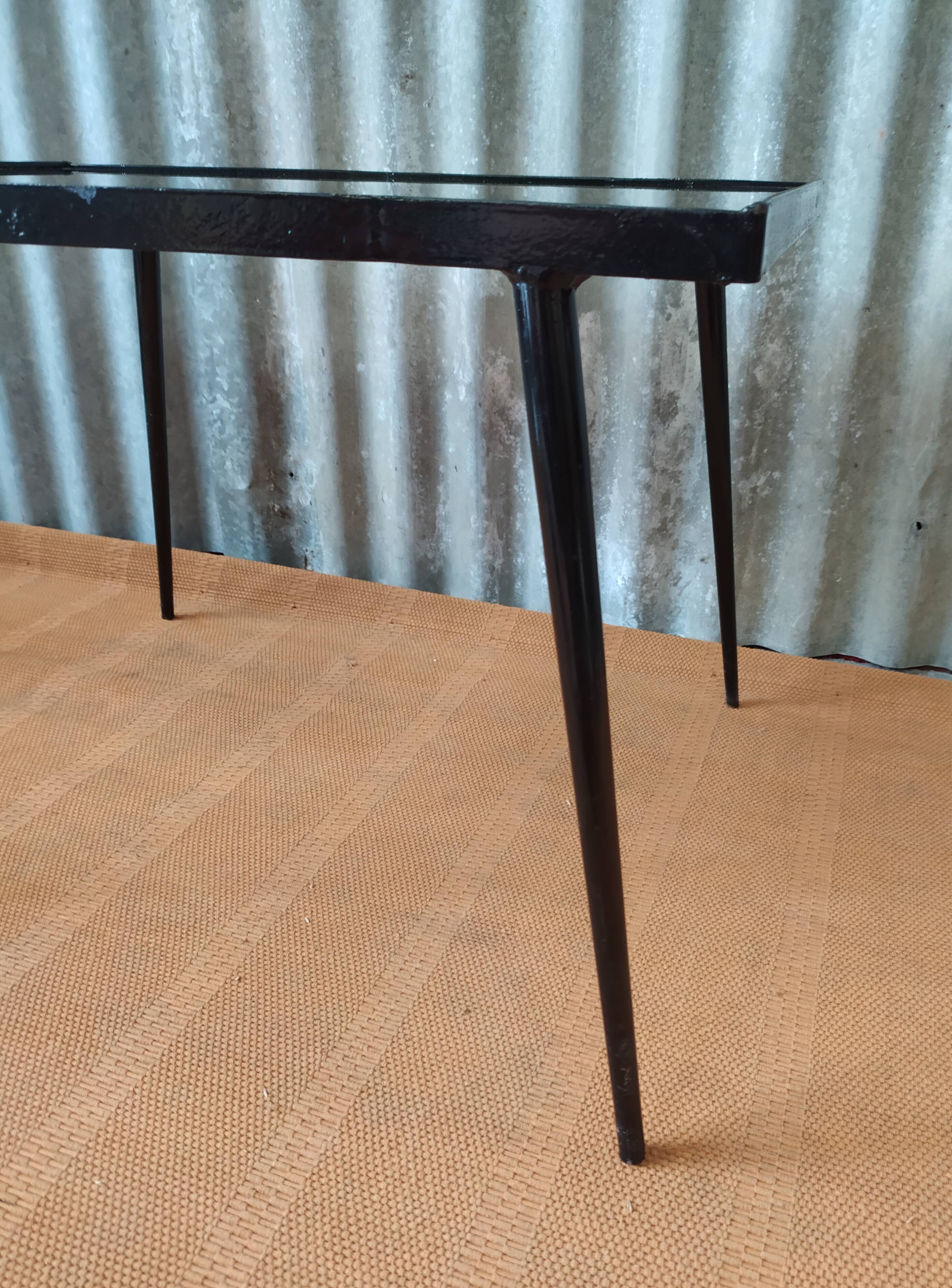 Table bass feet compass