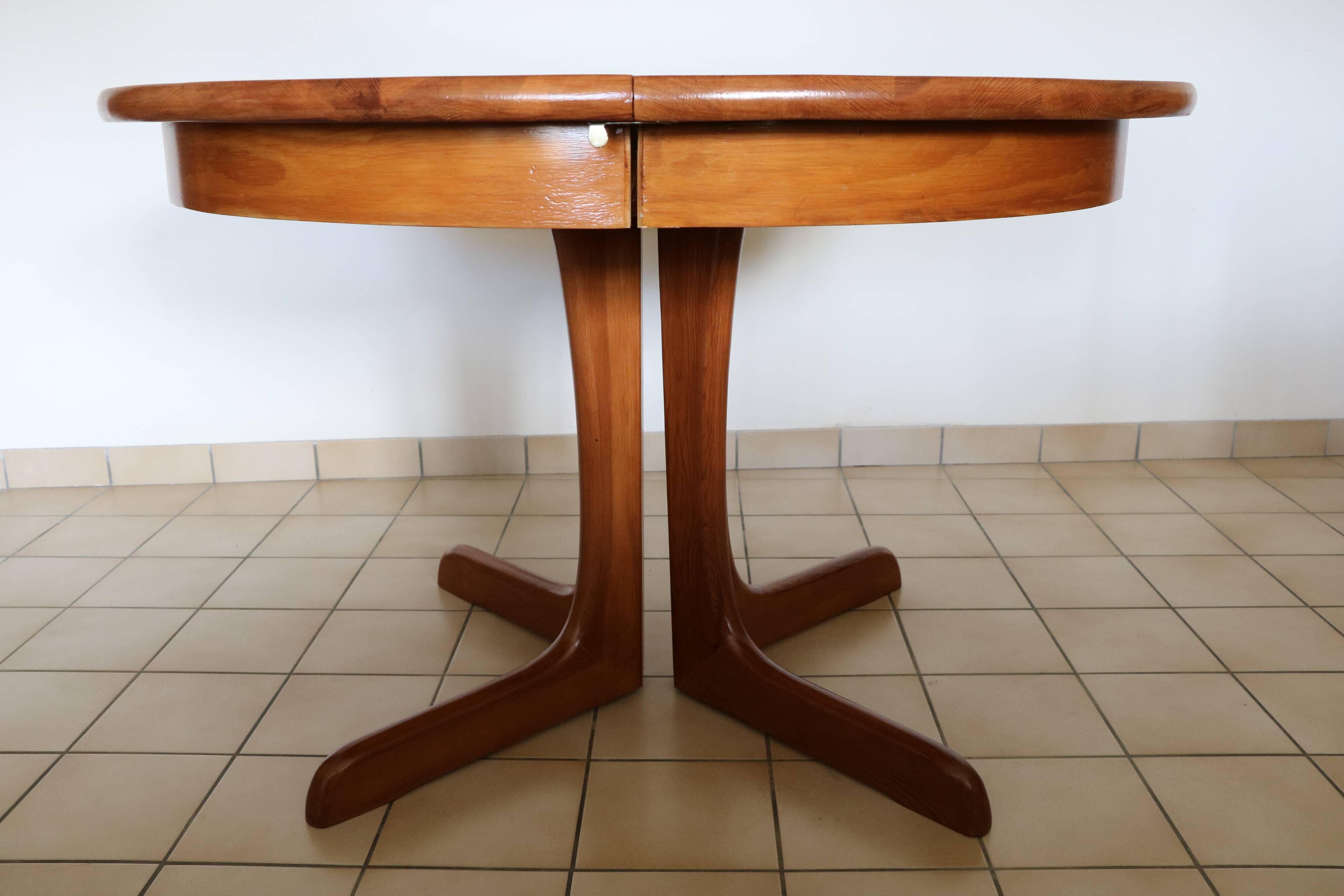 Extendable round table, solid wood, 1970