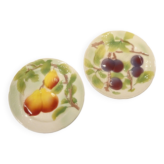 2 assiettes barbotine Saint Clément décor en relief poires prunes