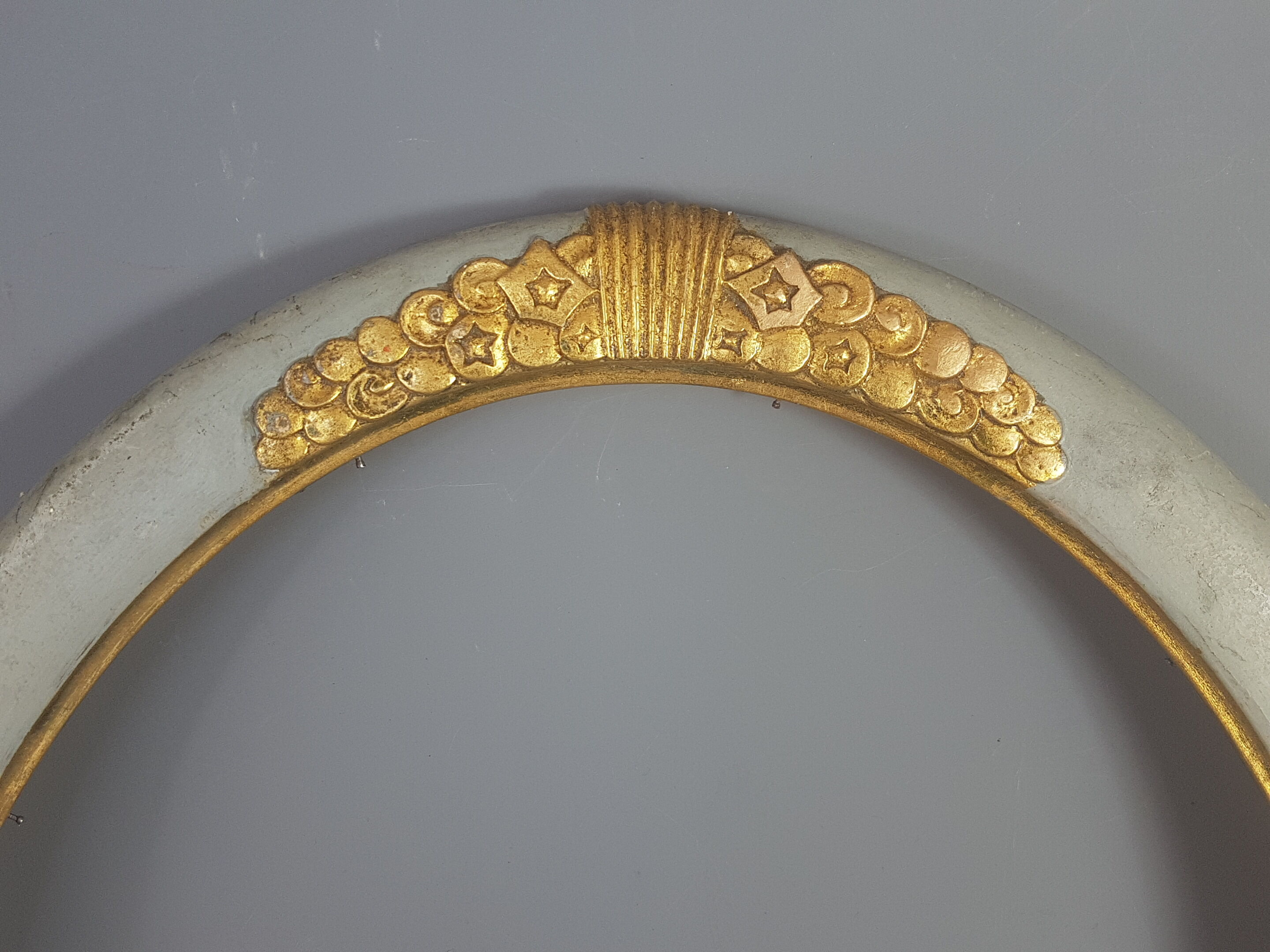 Old Art-Deco oval wood -stucco frame, 56x41 cm, 50x35 cm SB leaf