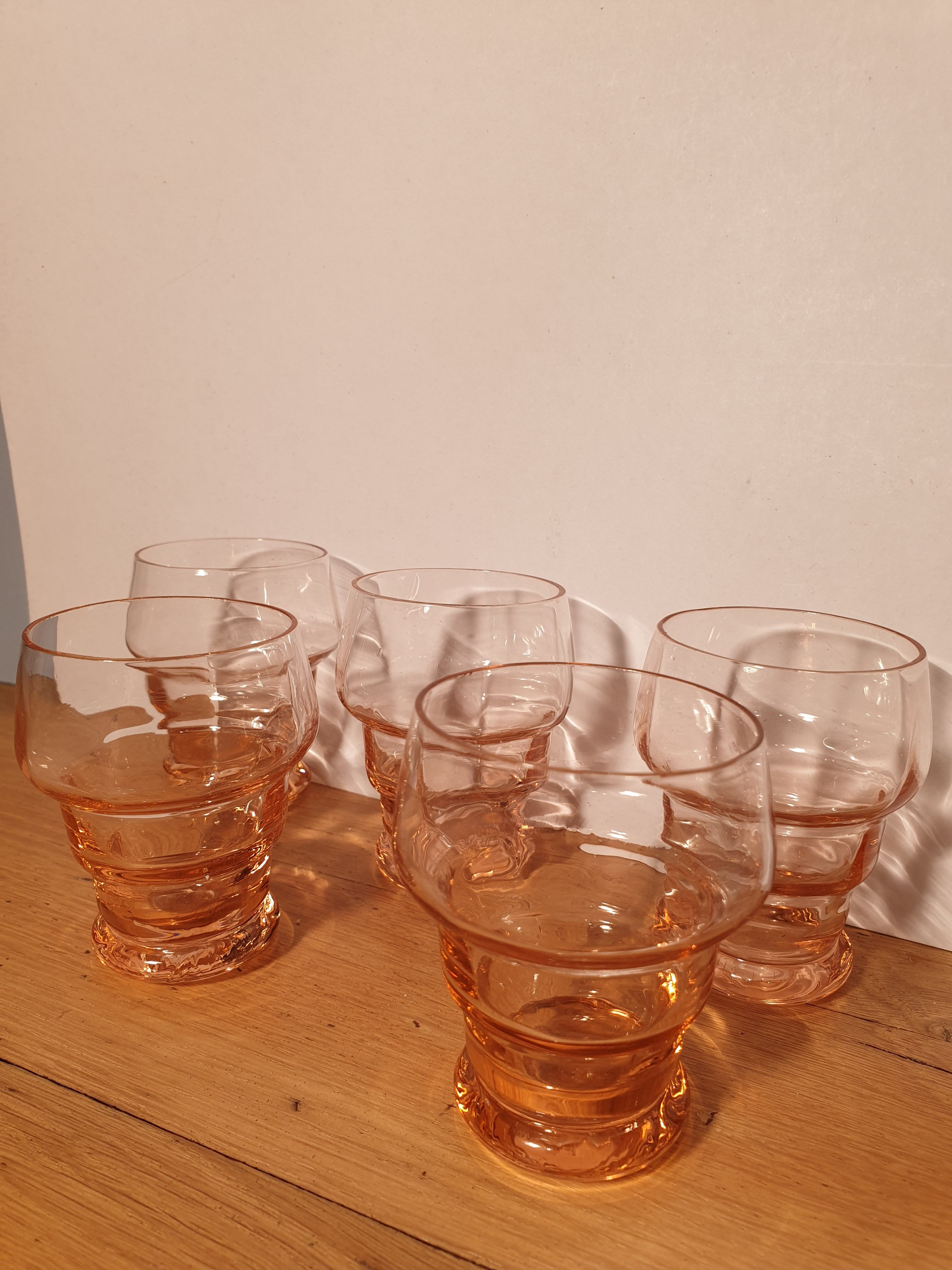 Suite of 6 liqueur glasses years 50 - 60. Pink tones
