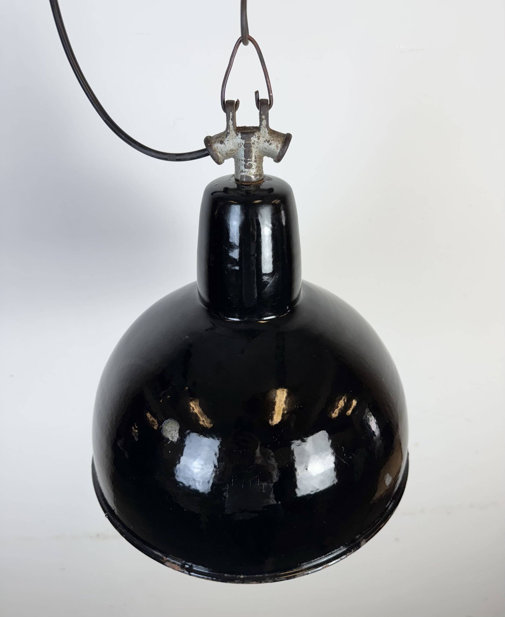 Lampe d'usine industrielle en émail noir avec dessus en fonte, années 1950