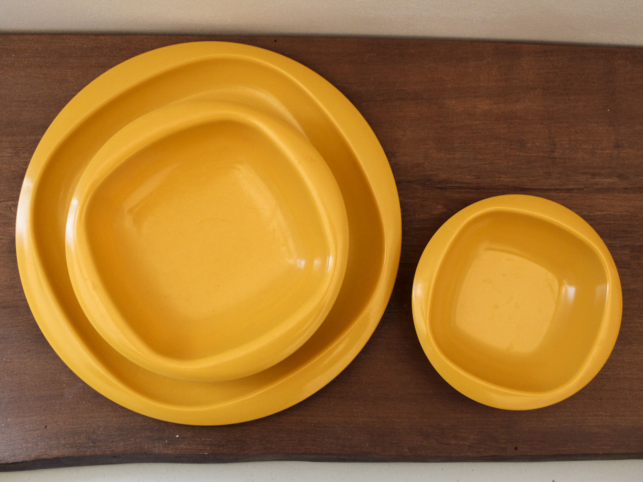Service of vintage orange plastic plates 70s