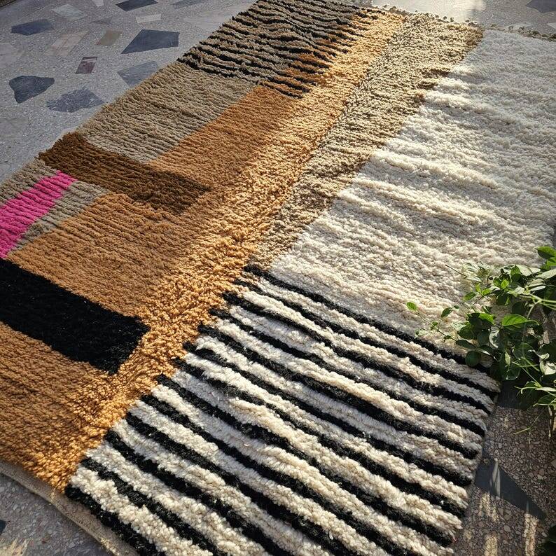 Handmade ecru rug with geometric patterns 200cm x 300cm