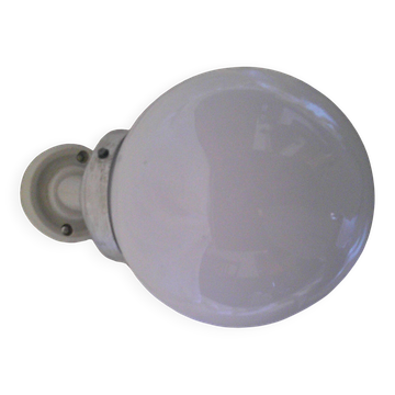 Vintage ball wall light in white opaline - Porcelain base - Diameter