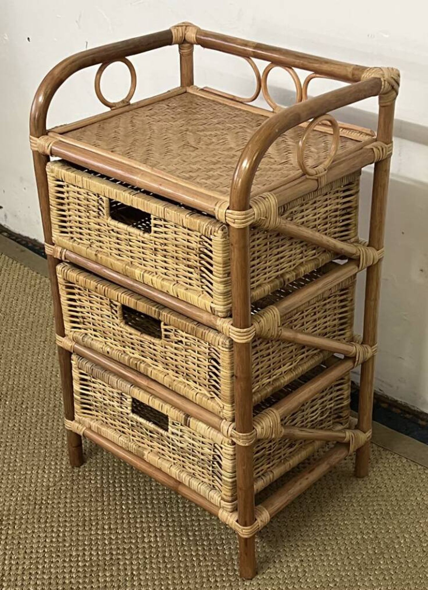 Commode en rotin vintage