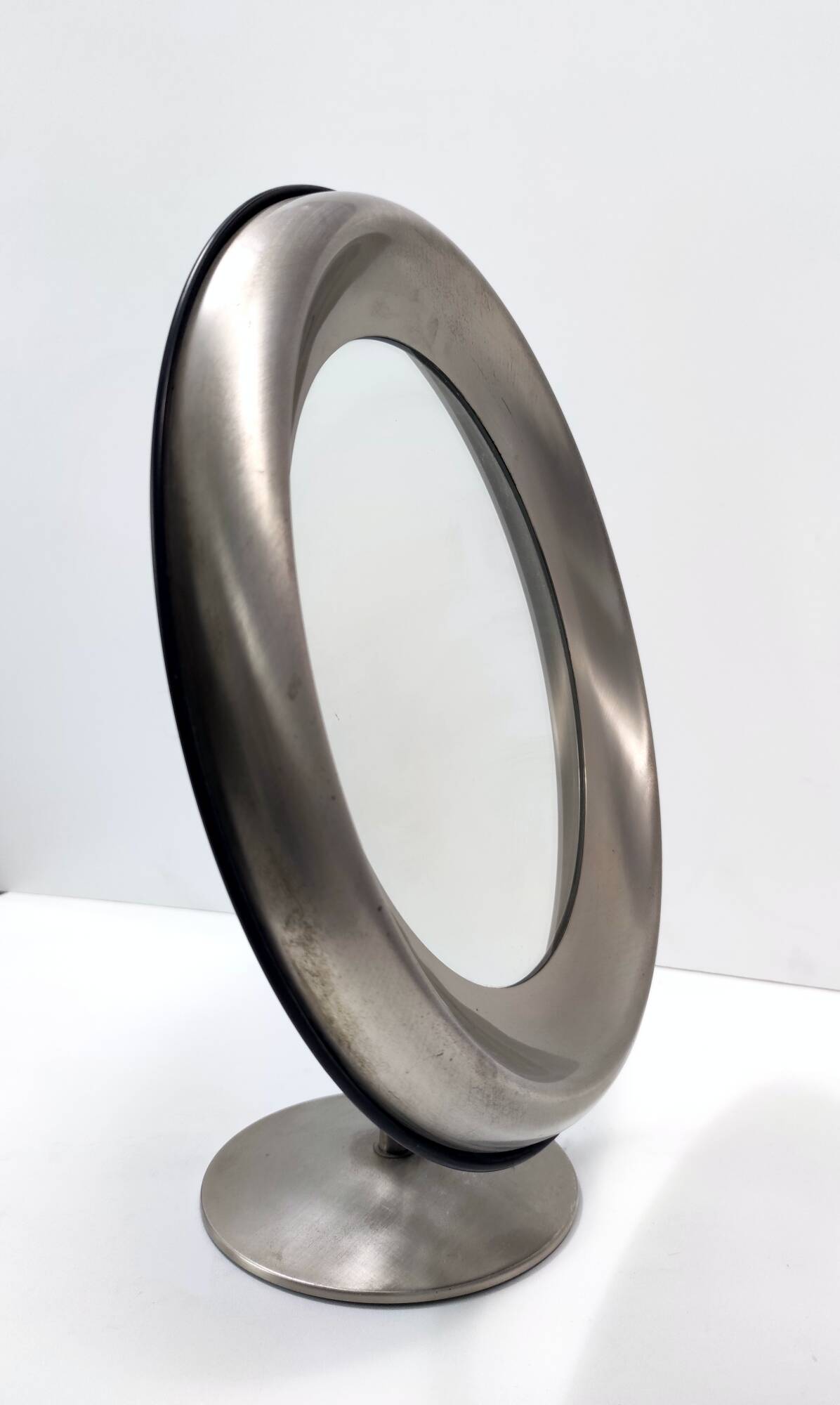 Miroir de courtoisie rond en laiton anodisé, attribution à Sergio Mazza, Italie