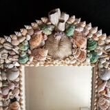 Miroir biseauté, recouvert d'une accumulation de coquillages de collection et de branches de corail